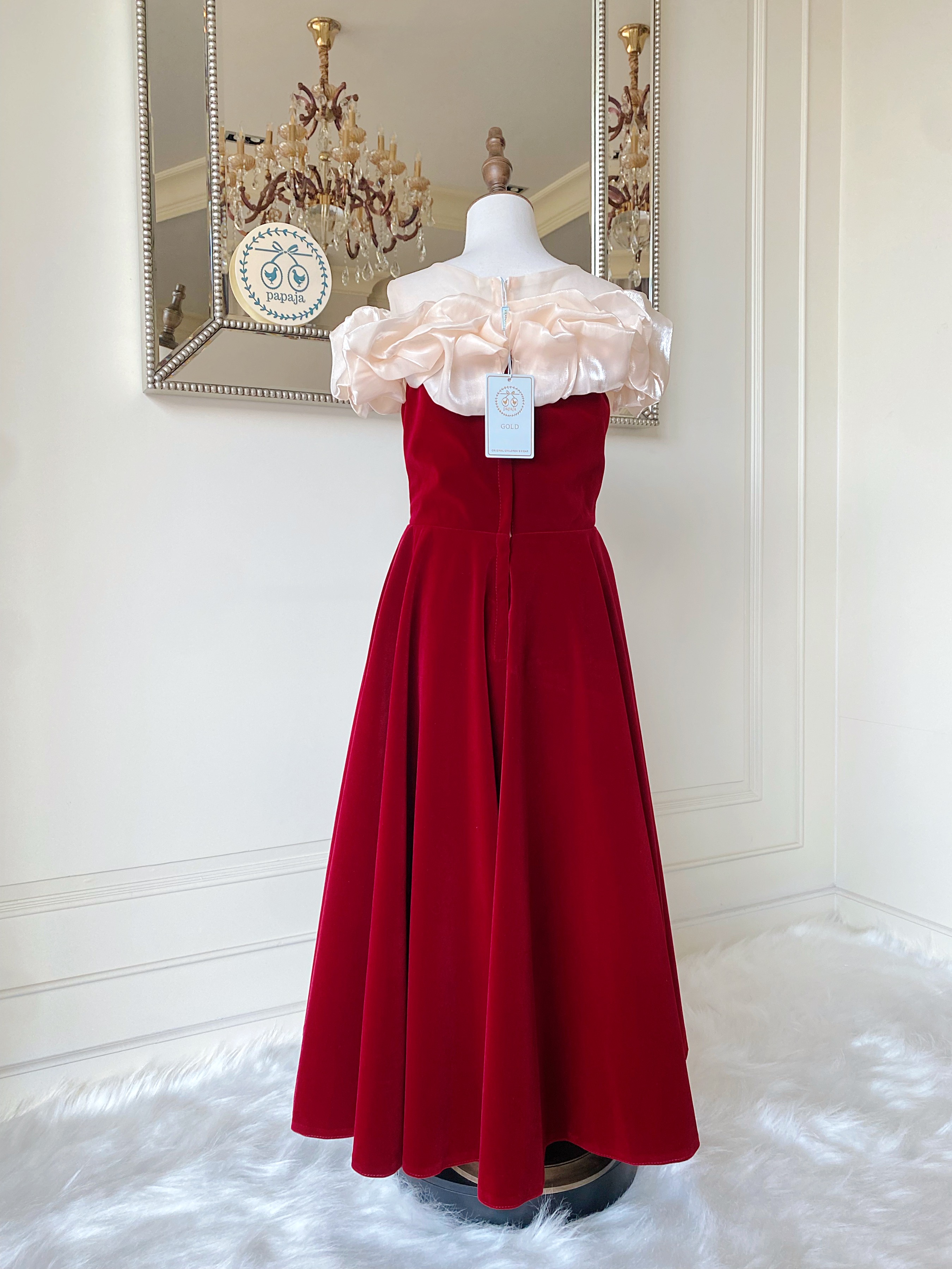 เดรสราตรียาวสีแดงแขนกุด ดีเทลช่วงไหล่จับจีบตัดโทนสีแดงด้วยผ้าสีครีม