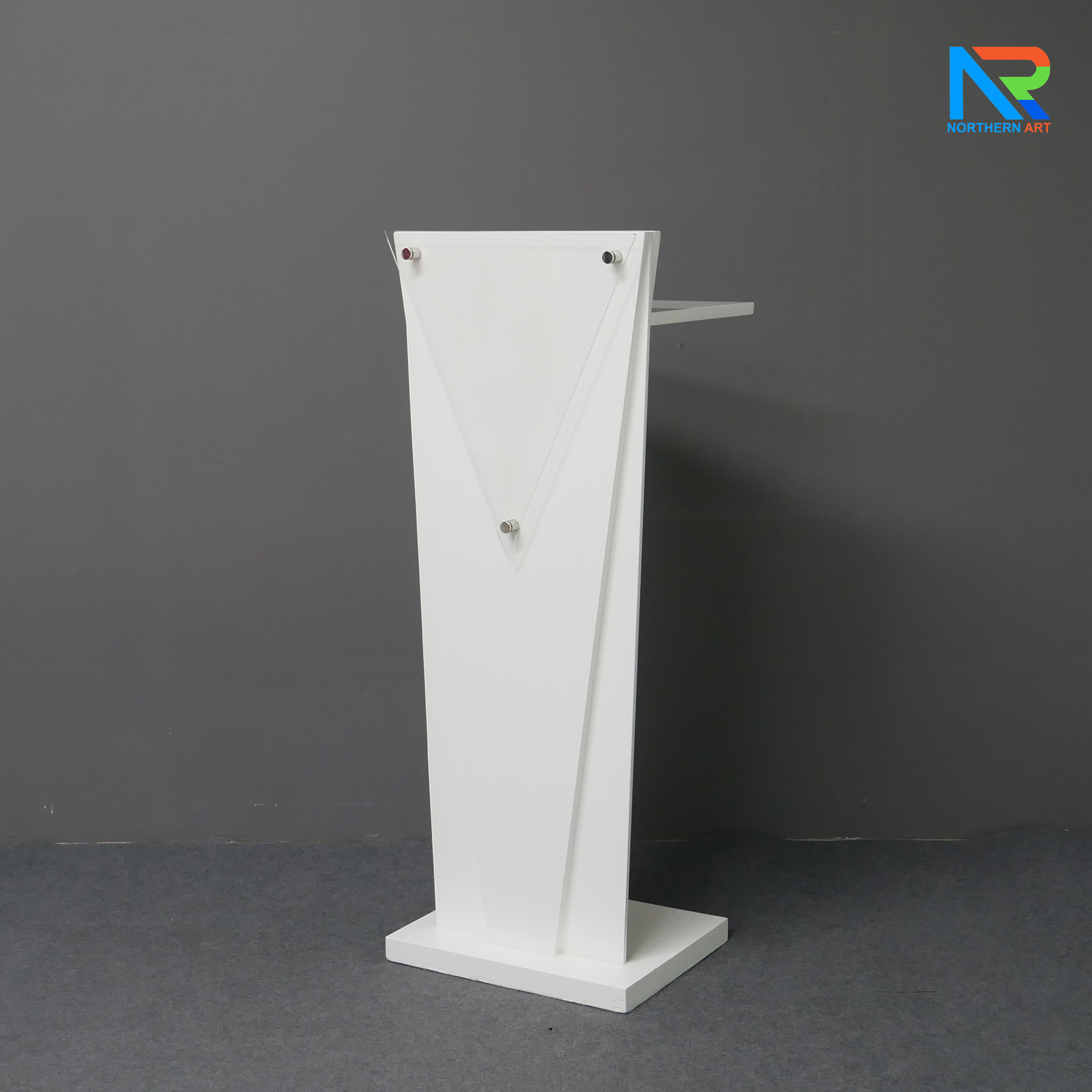 โพเดียมไม้สีขาว ทรงสามเหลี่ยม ขนาด (W) 45 x (L) 35 x (H) 120 cm. ด้านหน้าอะคริลิคใส ติดหมุด สำหรับติดโลโก้