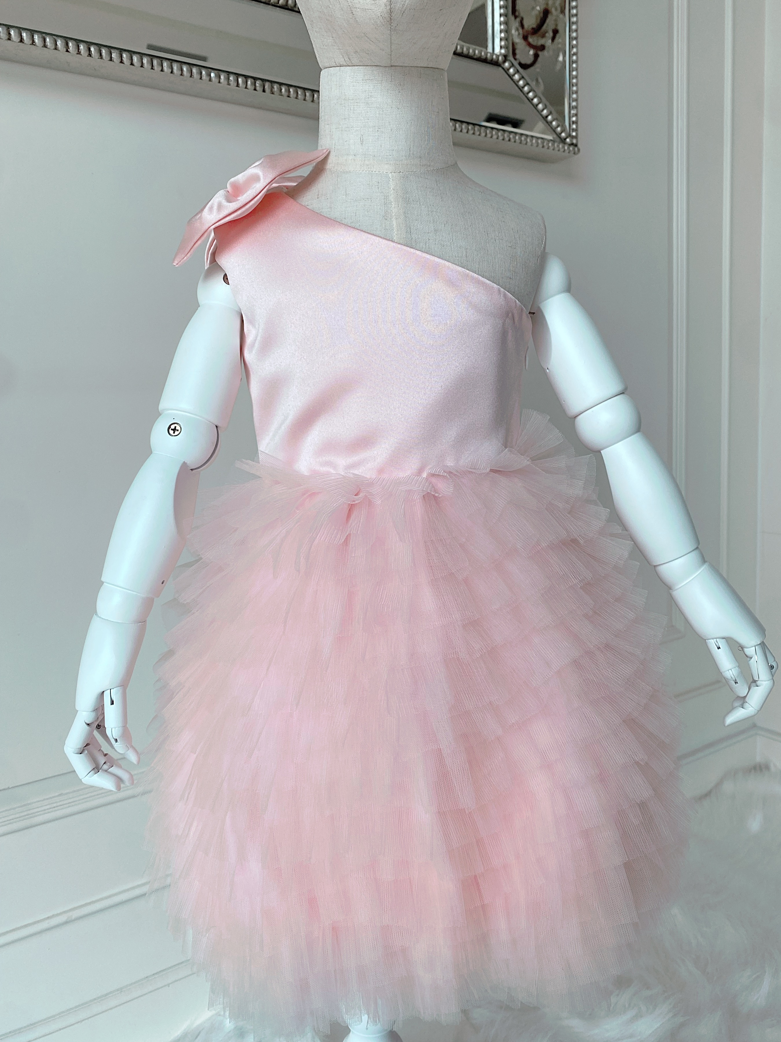 เดรสราตรีสั้นสีชมพูอ่อน ดีเทลไหล่เดียวตกแต่งโบว์ กระโปรงฟูน่ารัก