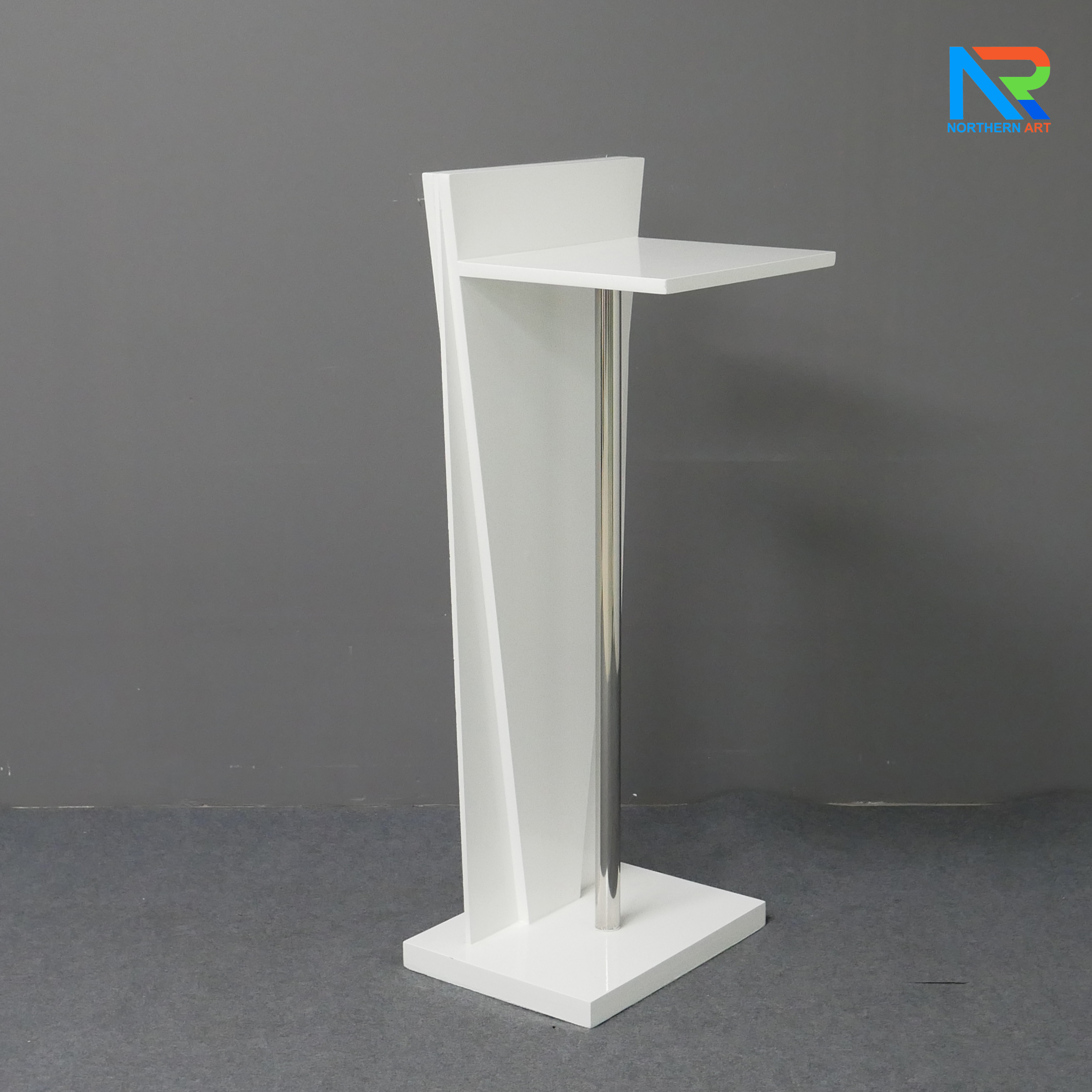 โพเดียมไม้สีขาว ทรงสามเหลี่ยม ขนาด (W) 45 x (L) 35 x (H) 120 cm. ด้านหน้าอะคริลิคใส ติดหมุด สำหรับติดโลโก้