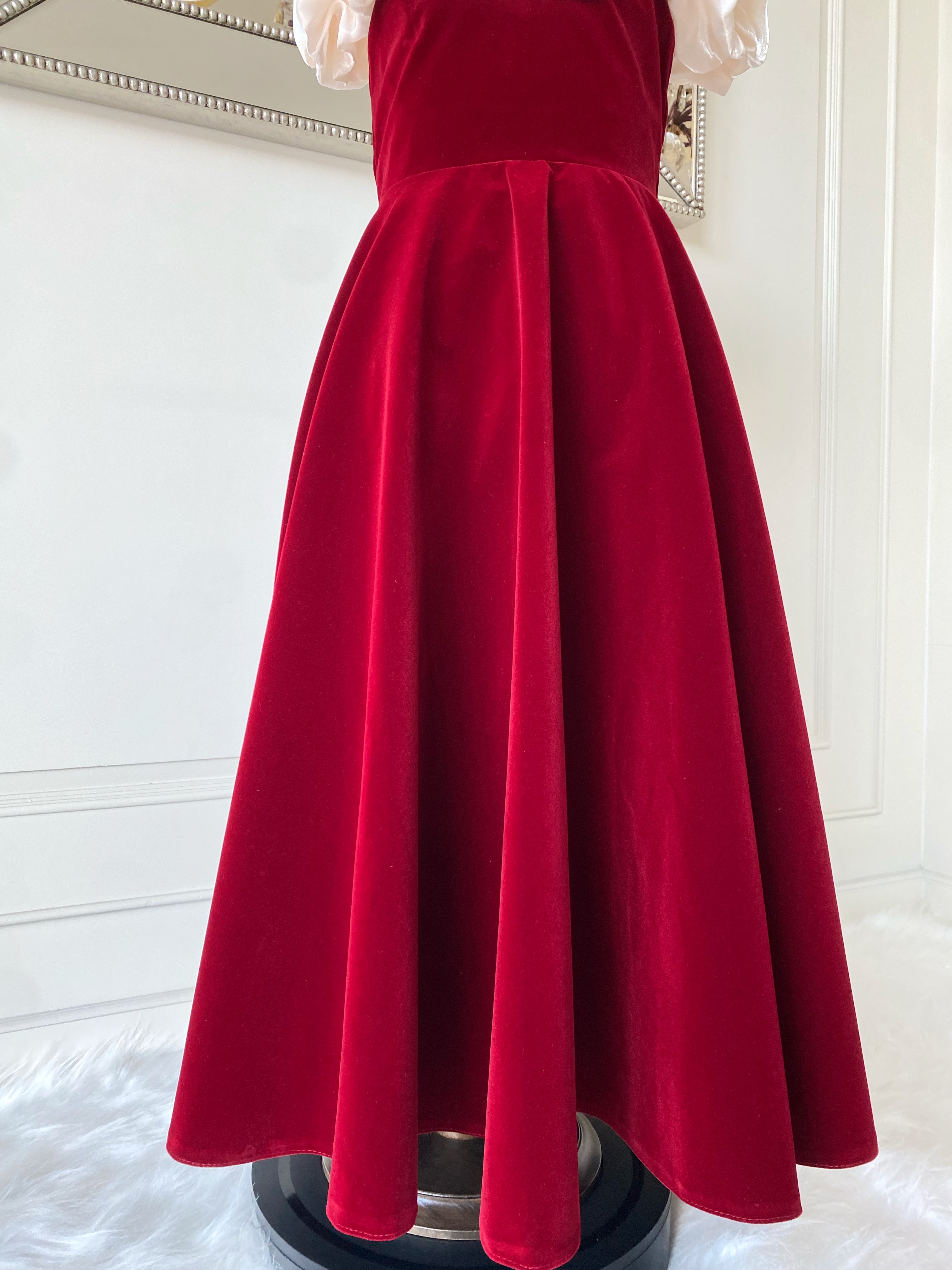 เดรสราตรียาวสีแดงแขนกุด ดีเทลช่วงไหล่จับจีบตัดโทนสีแดงด้วยผ้าสีครีม