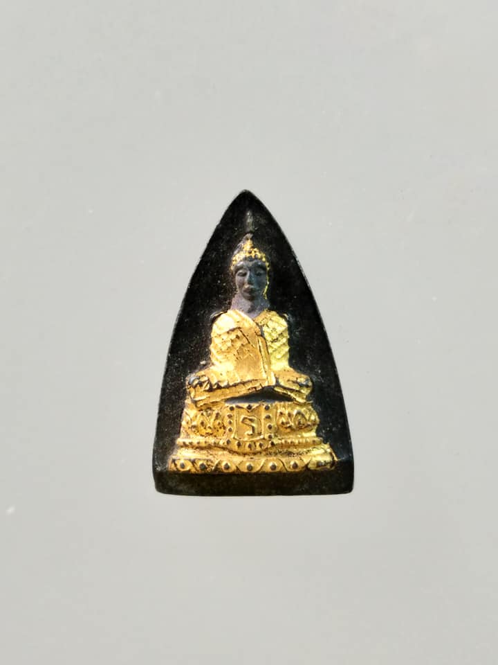A786 พระแก้วมรกตทรงเครื่อง ฤดูหนาว เนื้อผงใบลานปิดทอง หลังยันต์ดวง หลวงปู่เริ่ม วัดบางพระ จ.ชลบุรี ปี ๒๕๑๓ (เจ้าคุณนรฯ ร่วมอธิษฐานจิต)