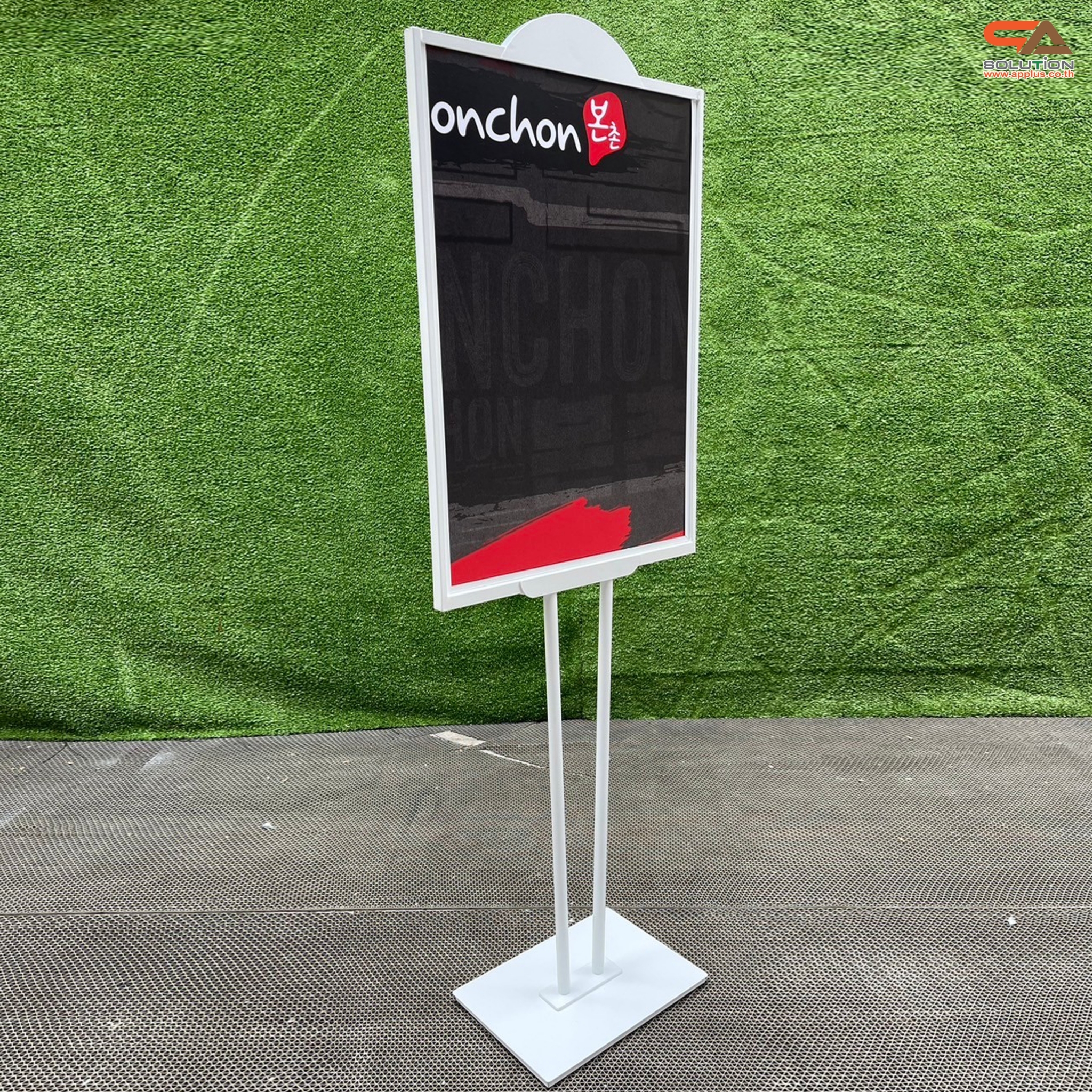 โปสเตอร์สแตนด์เหล็ก เสาคู่ สีขาว ขนาด (W)50 x (L)70 x H146 cm. ฐานเหลี่ยม โชว์งานพิมพ์2ด้าน ด้านบนครึ่งวงกลม สำหรับใส่โลโก้ ถอดประกอบได้