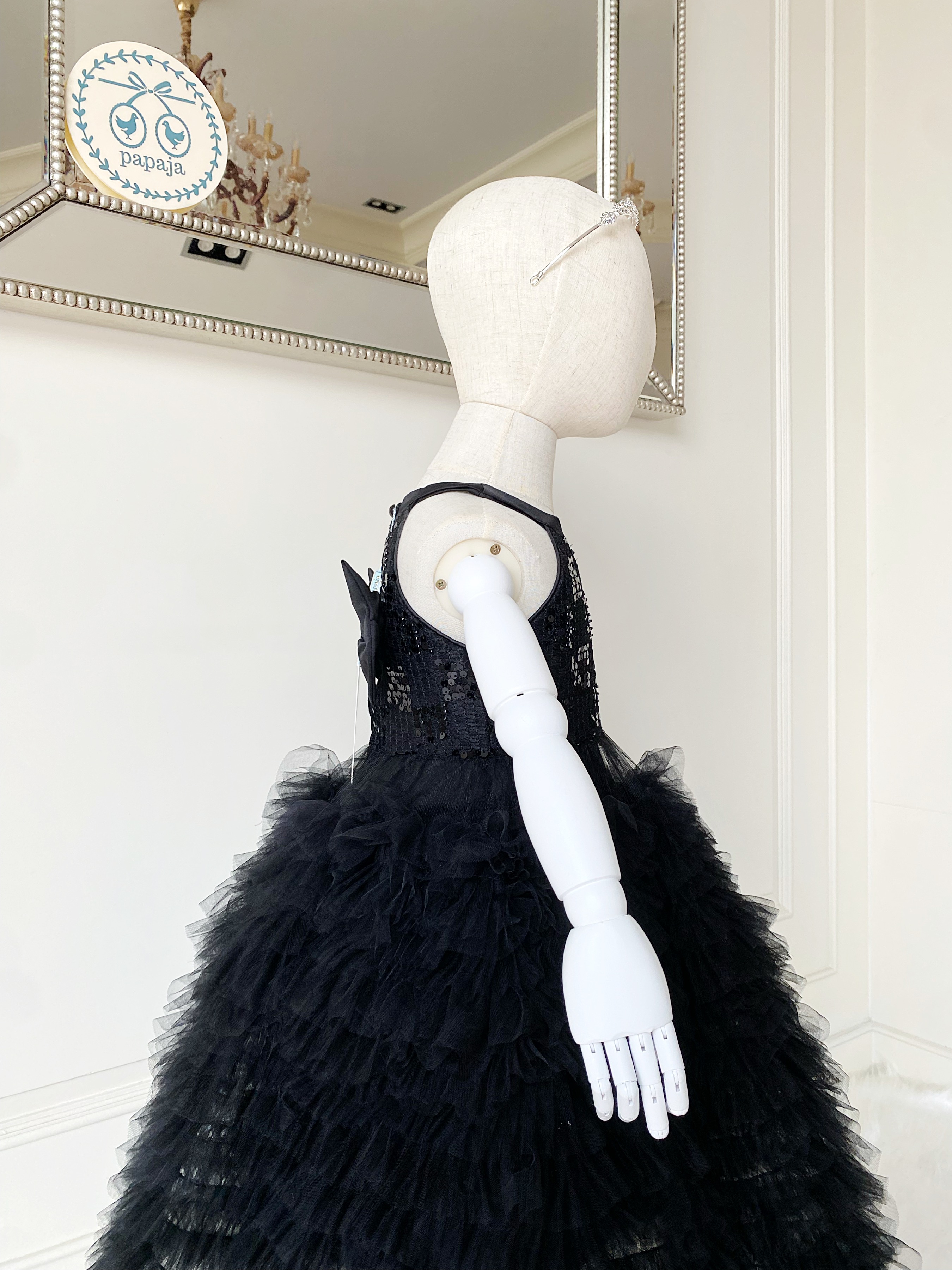 เดรสราตรียาวสี่ส่วนสีดำแขนกุก ดีเทลหลังเว้าประดับโบว์ กระโปรงจับเดรปฟูน่ารัก