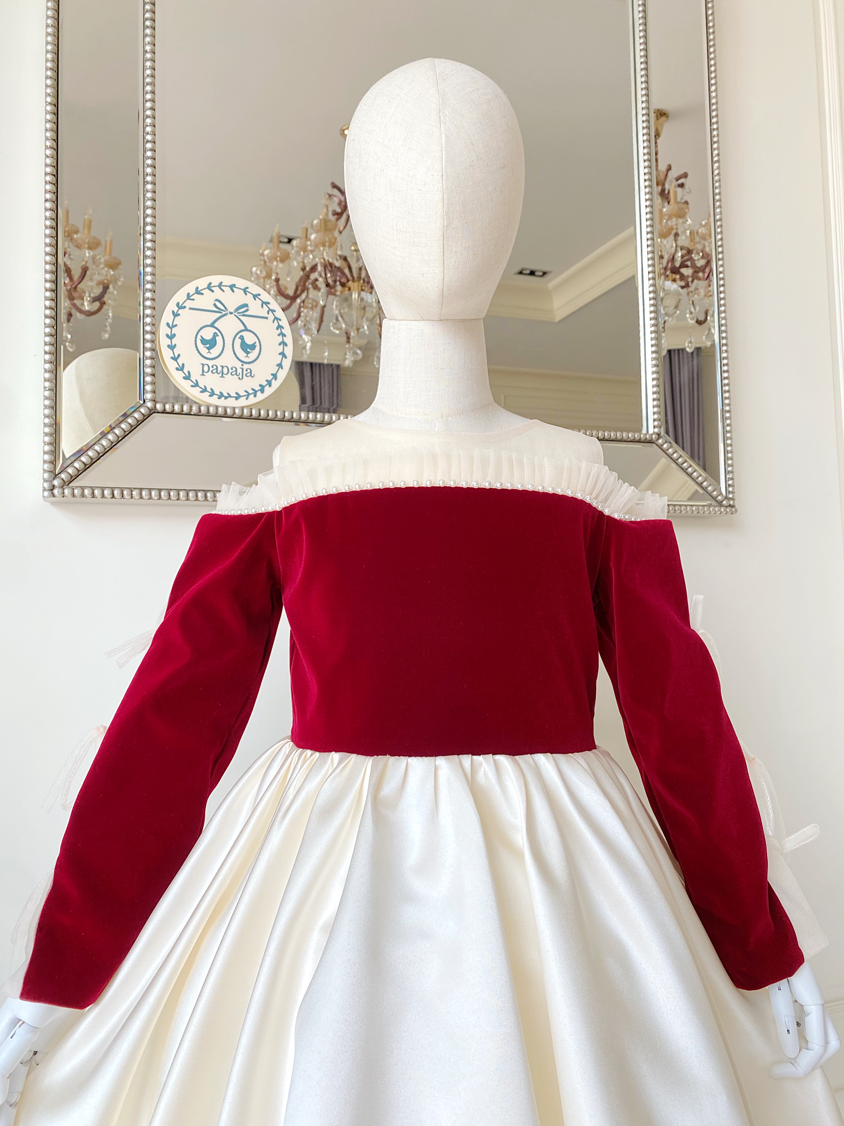 เดรสราตรีสั้นสีแดงตัดสีขาวครีมแขนยาวเปิดไหล่ ดีเทลปักไข่มุกรอบไหล่