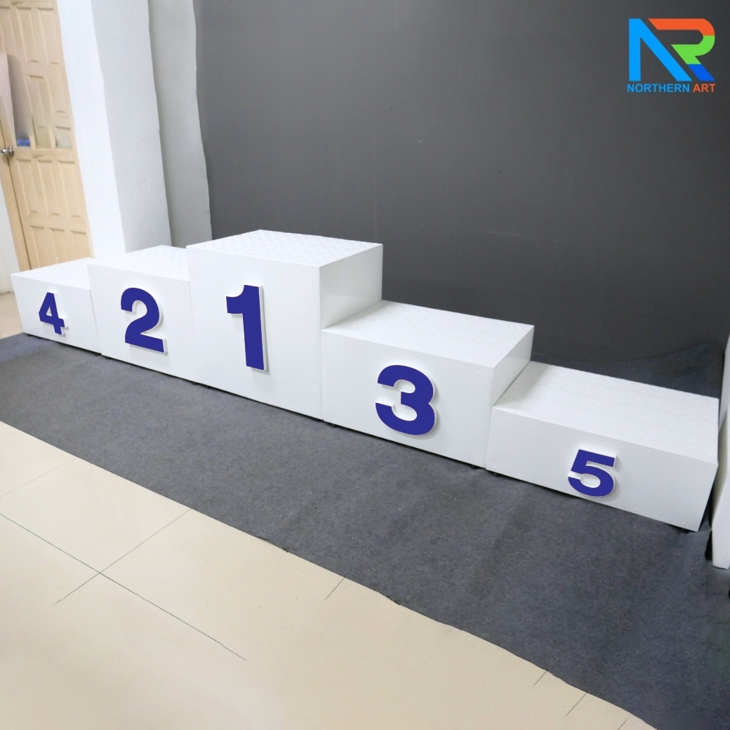 แท่นยืนรับรางวัล 1-2-3-4-5 ขนาด (W)350 x (D)50 x (H)65 cm. โครงเหล็ก ทำสีขาว พร้อมตัวเลข 1-2-3-4-5 (สั่งทำสีตามความต้องการได้)