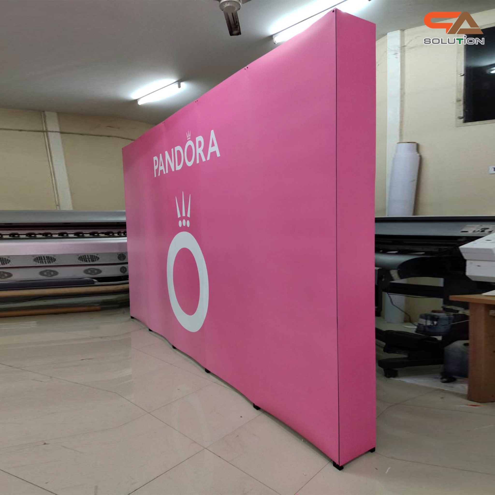 BACK DROP ฉากแบคดรอป รุ่นเหลี่ยม แบบตรง โครงอะลูมิเนียมพร้อมงานพิมพ์ + โคมไฟ 2 ชุด และกระเป๋าล้อลาก 1 ใบ