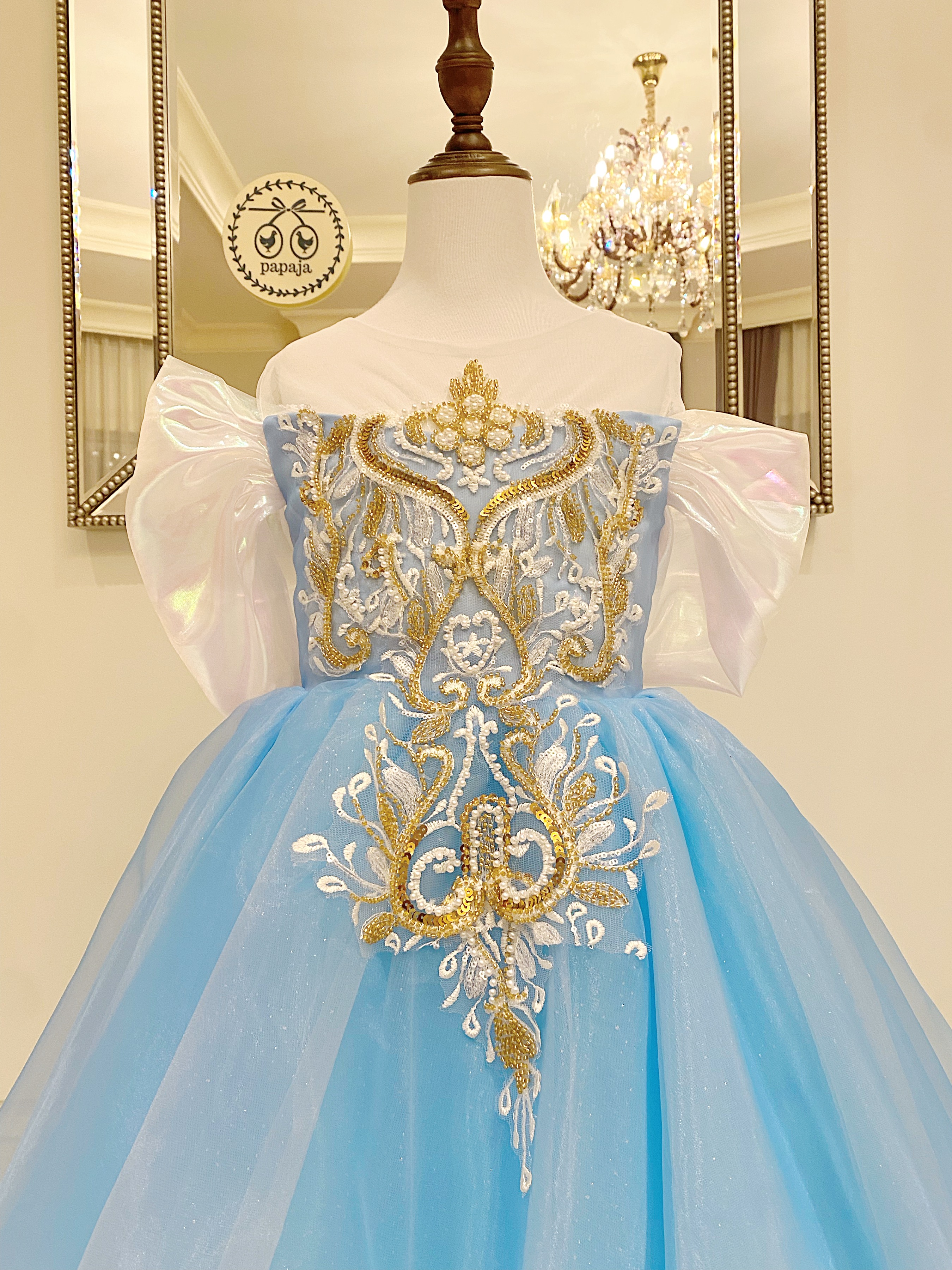 เดรสออกงานราตรียาวแขนกุด สีฟ้าพาสเทล แต่งลายปักสีทอง งานไฮพรีเมี่ยม