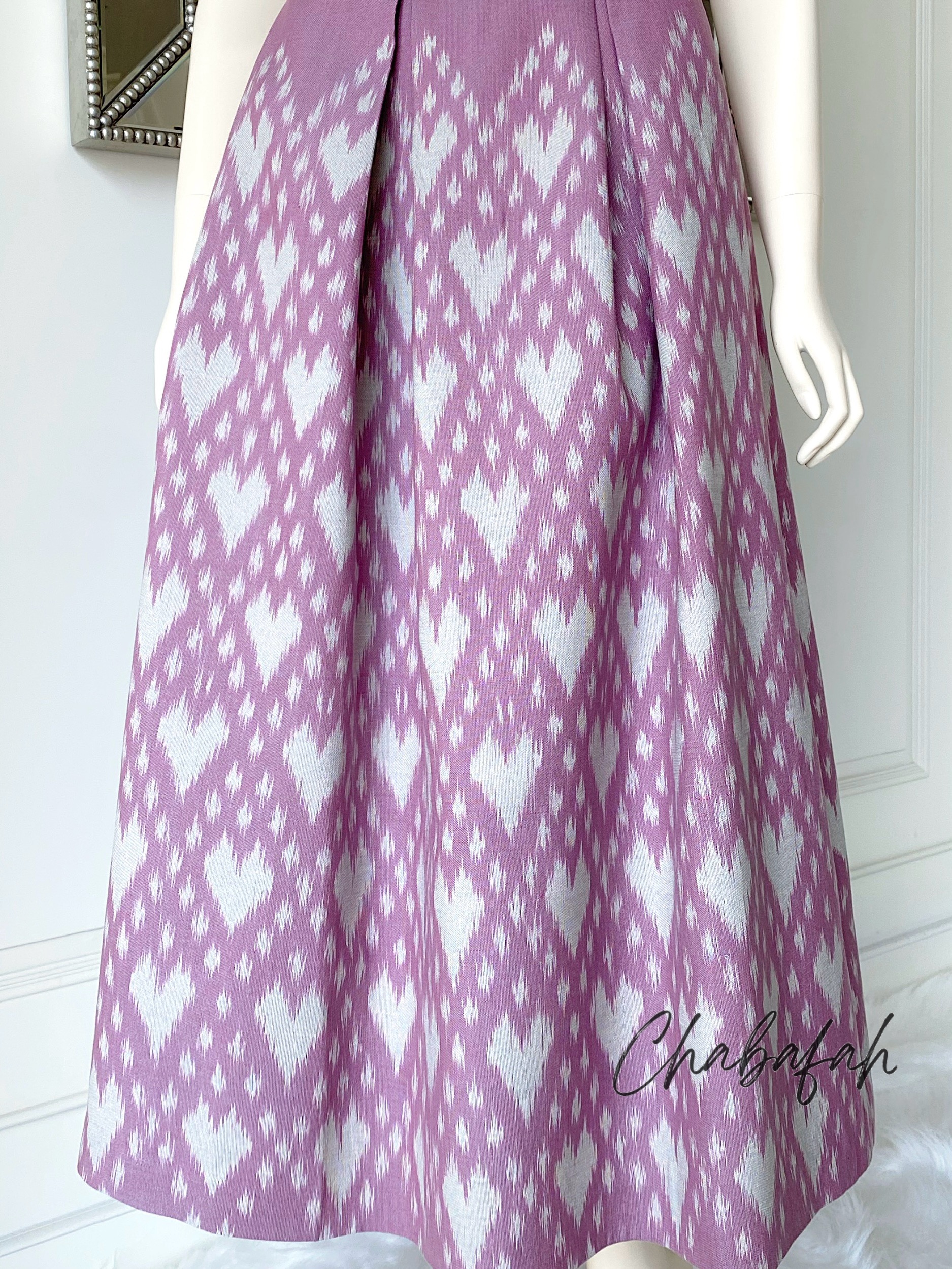 (No. 023) กระโปรงผ้าฝ้ายไทยทอมือ ลายหัวใจบนพื้นสีม่วงมาเจนต้า ทรงทวิส แบรนด์ Chabafah (ชบาฟ้า)