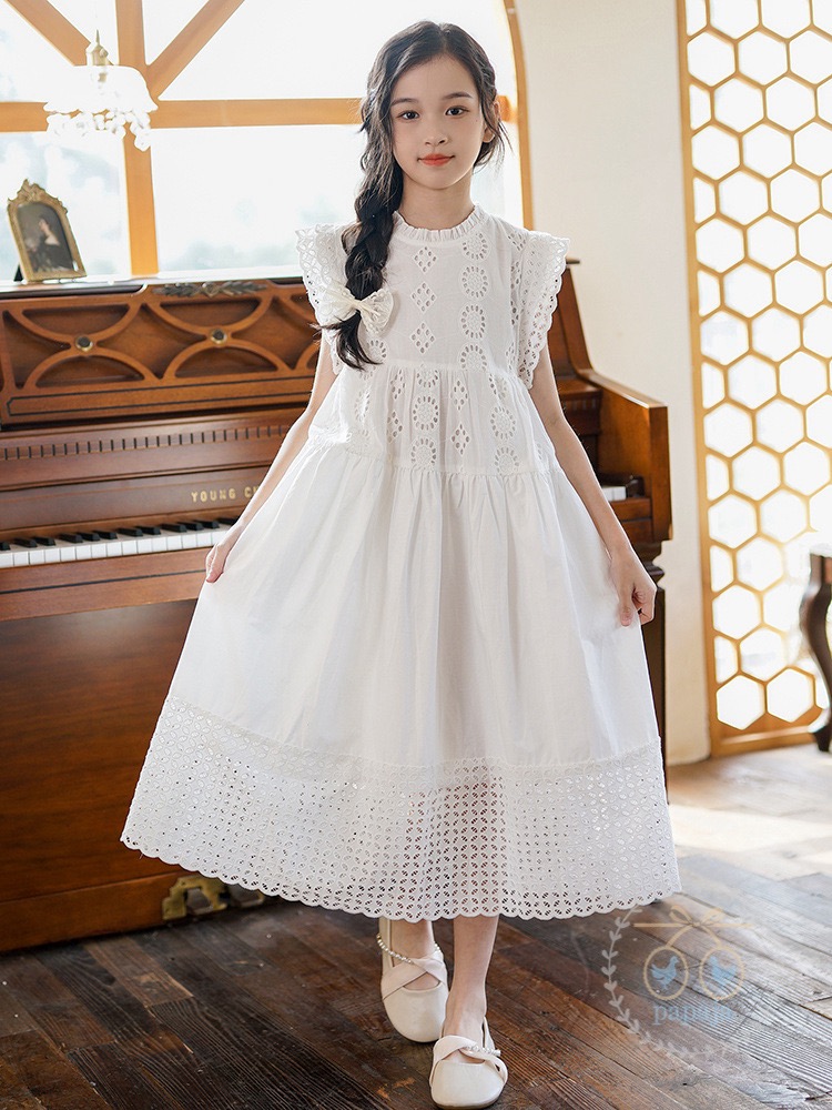 เดรสแขนกุดผ้าลูกไม้ฉลุสีขาวออฟไวท์