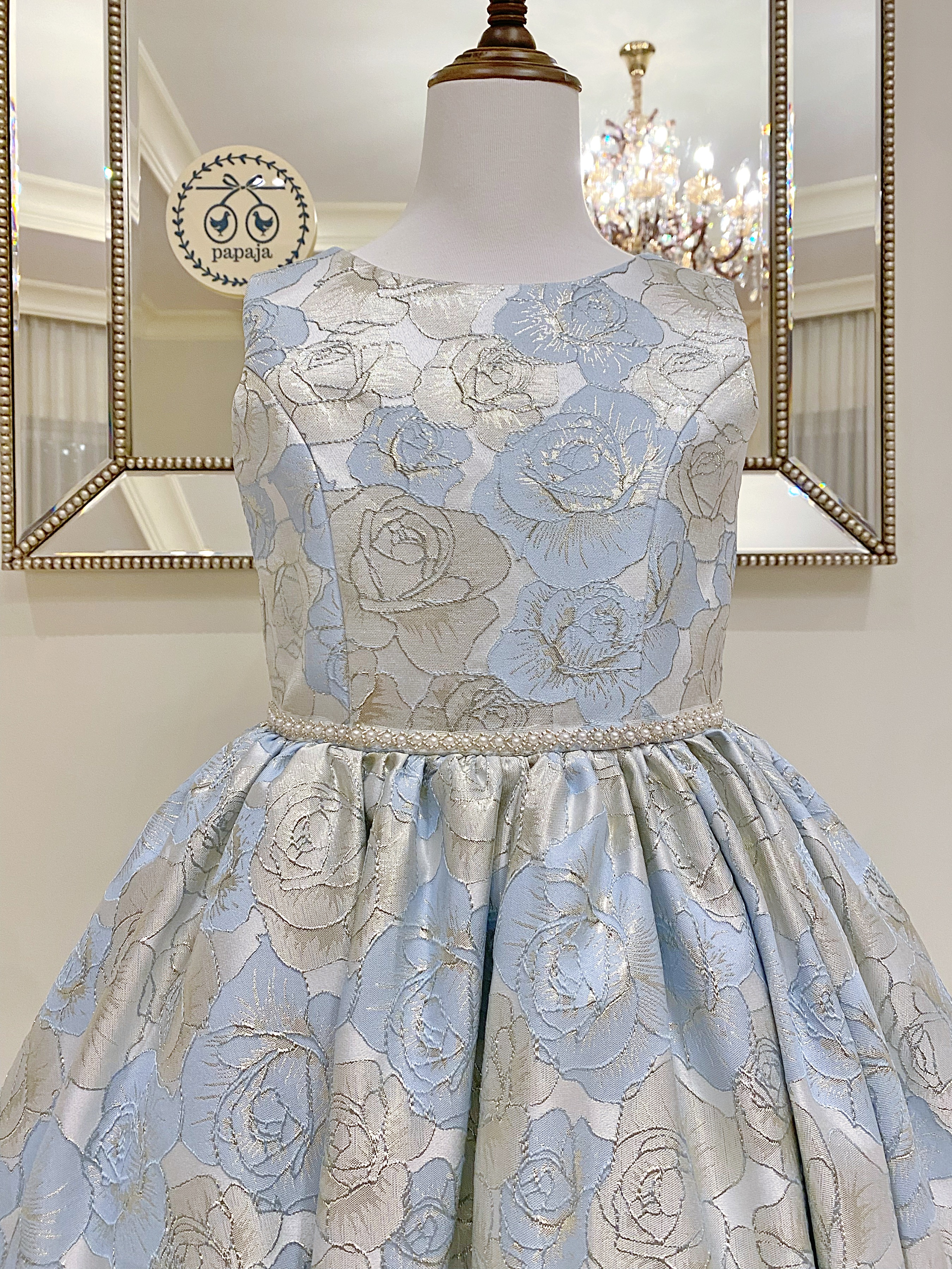 เดรสออกงานราตรียาวแขนกุดสีฟ้าอ่อน งานไฮพรีเมี่ยม ผ้า Jacquard ทอลายนูนรูปดอกกุหลาบ ใส่มาสวยแพงมาก