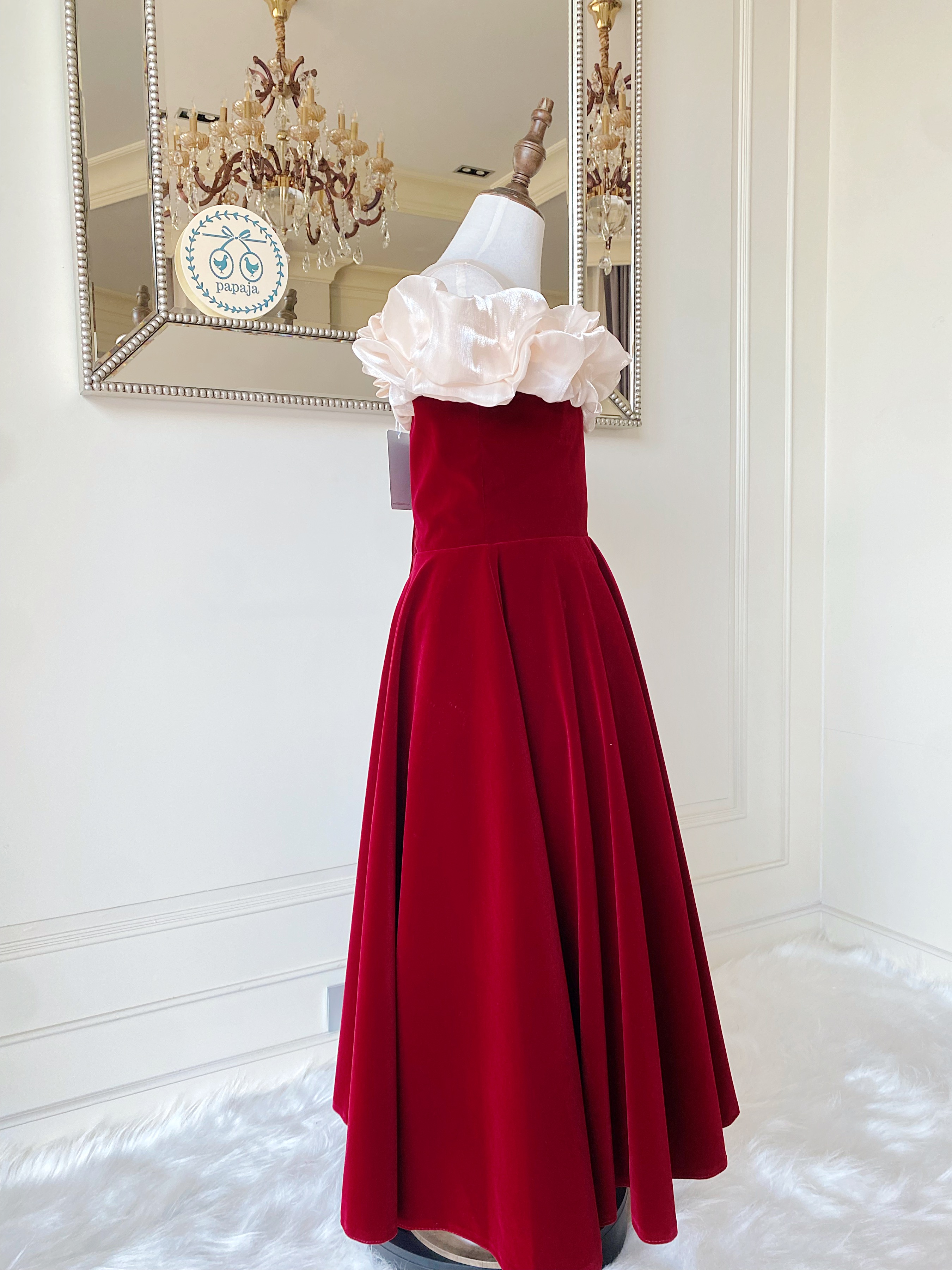 เดรสราตรียาวสีแดงแขนกุด ดีเทลช่วงไหล่จับจีบตัดโทนสีแดงด้วยผ้าสีครีม