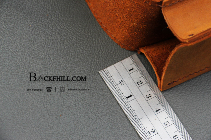 ซองมีดพับหนังแท้ BACKFHILL รุ่น Co.06 ขนาด 6 " ( กระดุมทองเหลือง ) สำหรับใส่มีดพับที่มีขนาด 6 นิ้ว ( วัสดุหนังกลับด้านสีน้ำตาล )