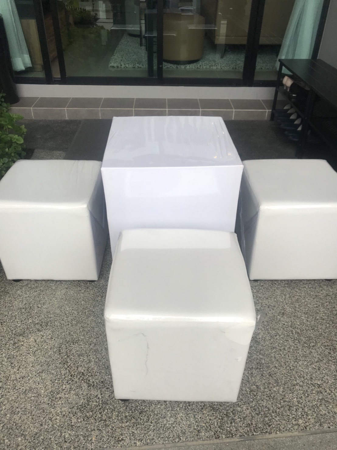 ชุดโต๊ะเก้าอี้สตูลูกเต๋า สีขาว