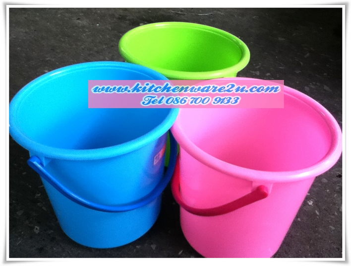 P00206 ถังน้ำ 4 แกลอน (31*31*30 cm) เกรดเอ สีสวย ราคาส่งต่อ 12 ใบ (ราคาต่อโหล คลิ๊กที่สินค้าเพื่อชมรายละเอียดของขนาด)