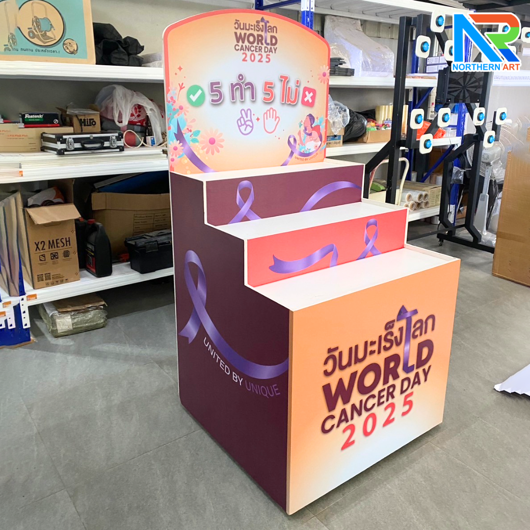 ชั้นวางพลาสวูดขั้นบันได ขนาด (W) 80 x (L)64 x (H)160 cm. มีล้อเลื่อนพร้อมตู้เก็บของด้านหลัง