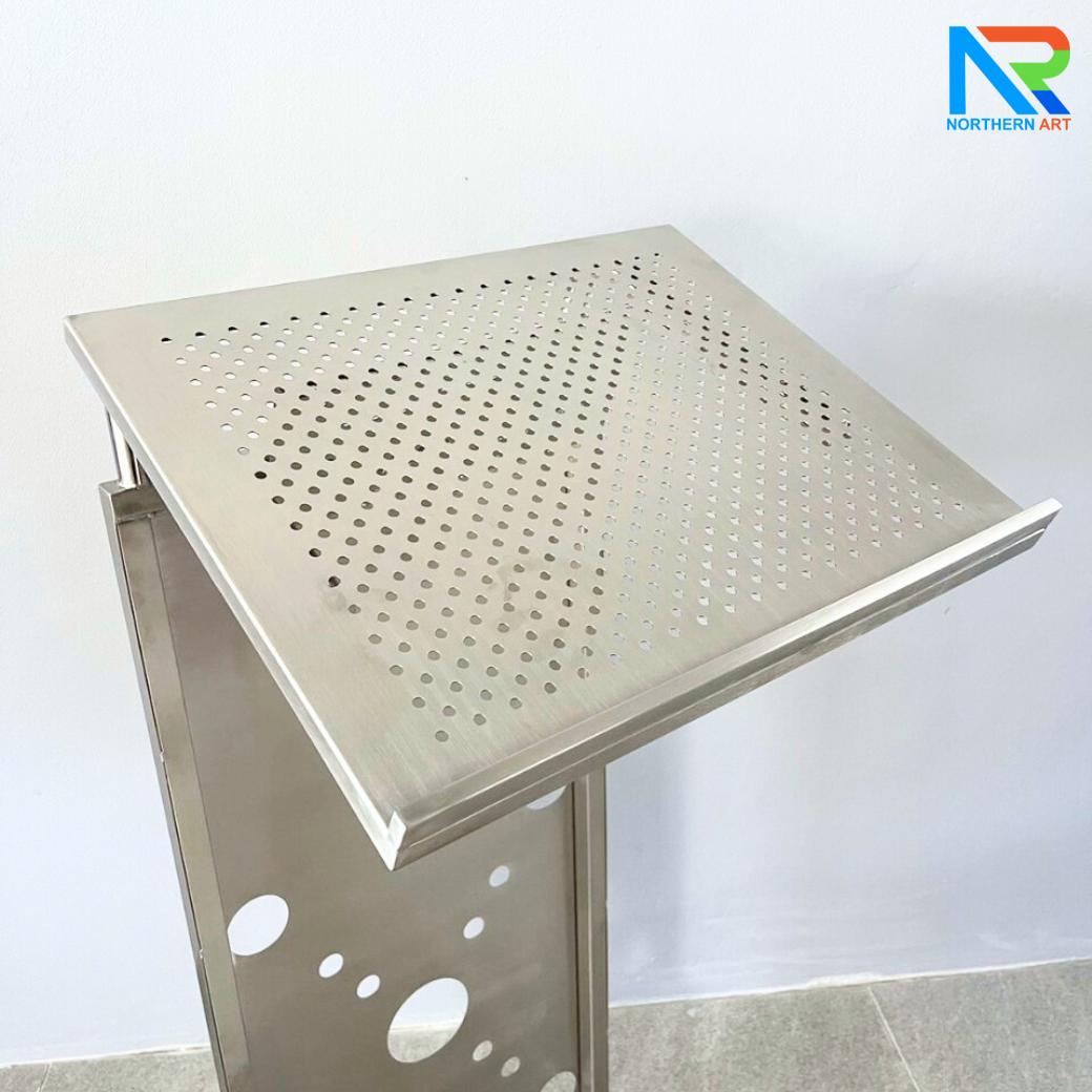 โพเดียมสแตนเลส ST-04 ขนาด (W) 50 x (L) 40 x (H) 116 ซม. ตกแต่งฉลุลายด้านหน้า สแตนเลสเกรด304 ไม่เป็นสนิม แข็งแรง มั่นคง