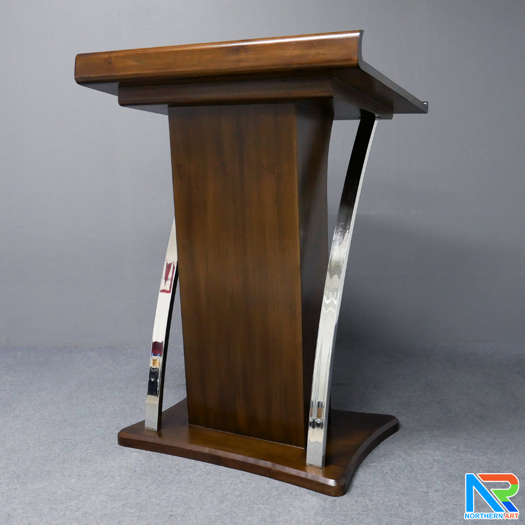 โพเดียมไม้ ยืนคู่ สีโอ๊คเข้ม ขนาด (W) 90x (L) 63 x (H) 120 cm. ตกแต่งเสาโค้งสแตนเลสเกรด 304