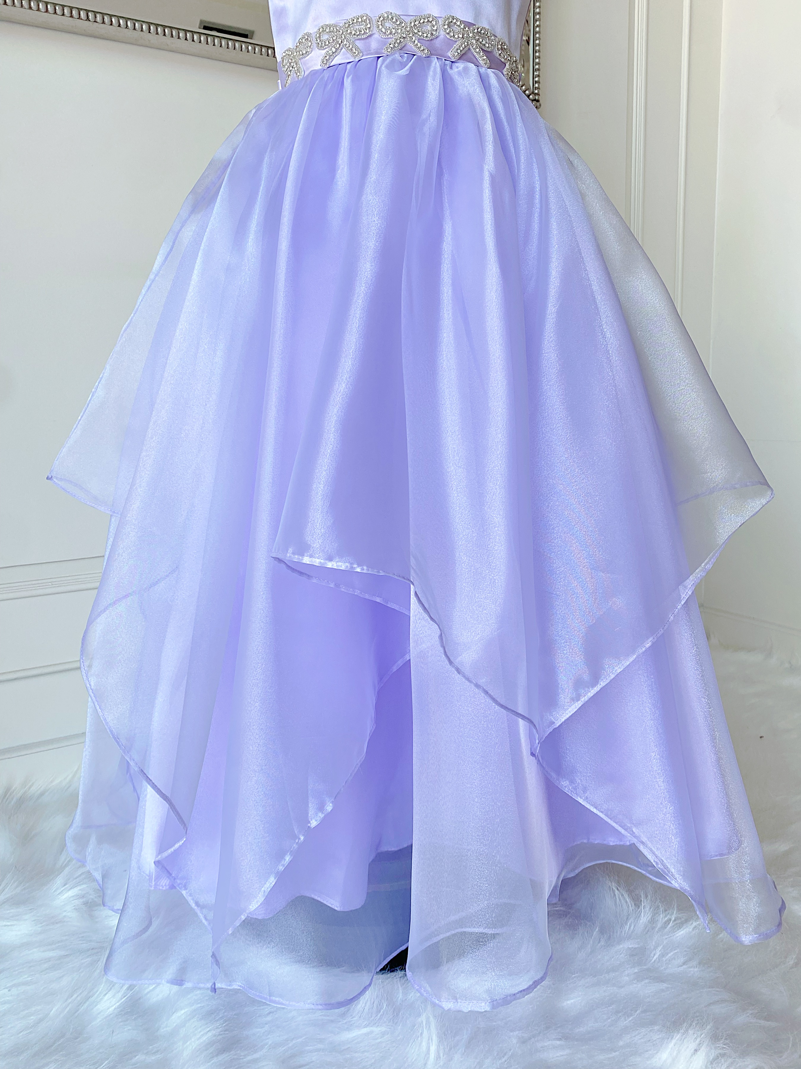 เดรสออกงานราตรียาวแขนกุด สีม่วงพาสเทล (งานไฮพรีเมี่ยม) ดีเทลลายปักเพชรหนามเตยรูปริบบิ้นที่ช่วงเอว