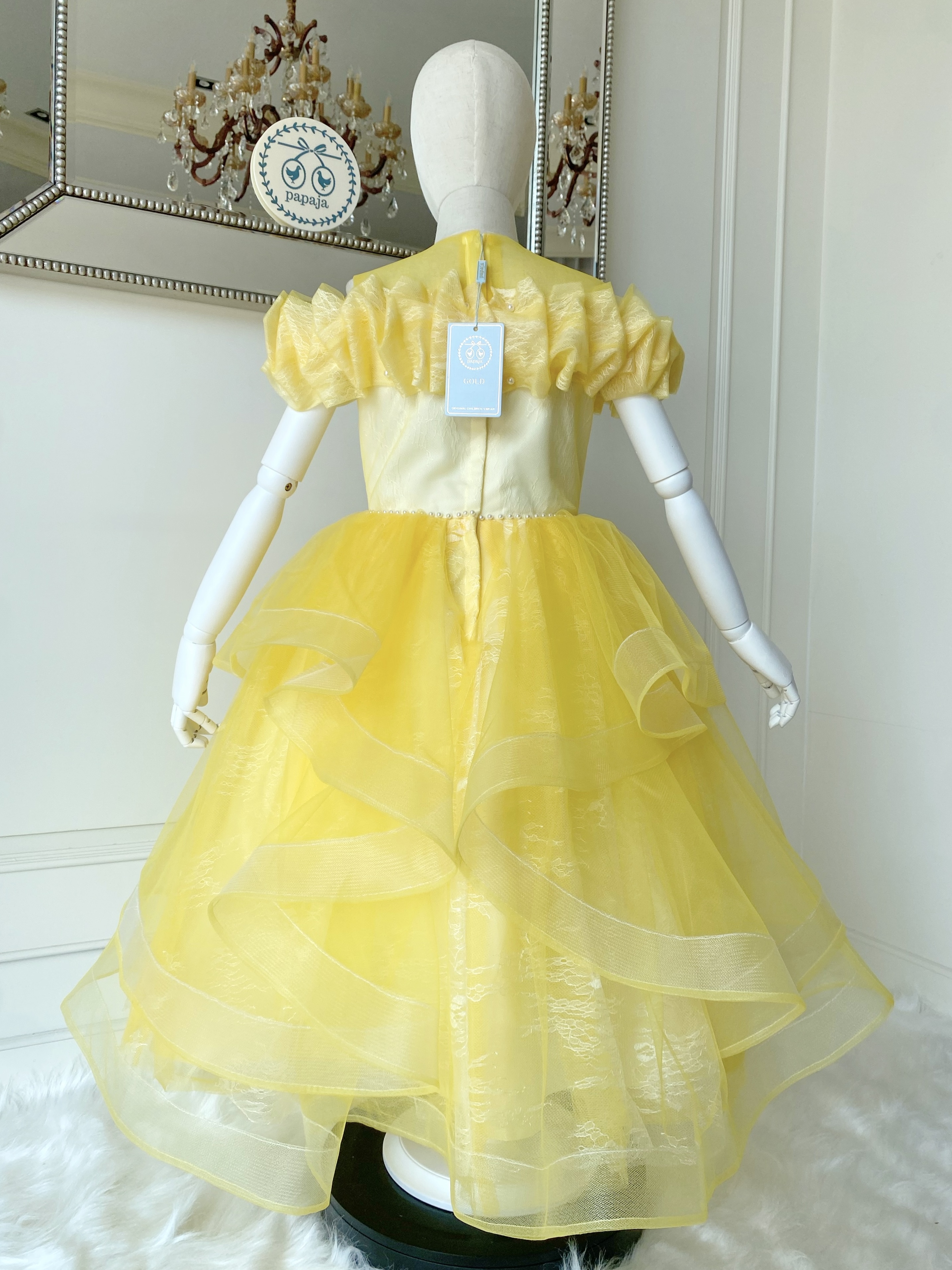 เดรสราตรียาวสีเหลืองพาสเทล แขนกุด ดีเทลจับเดรปรอบไหล่ประดับไข่มุกรอบเอว