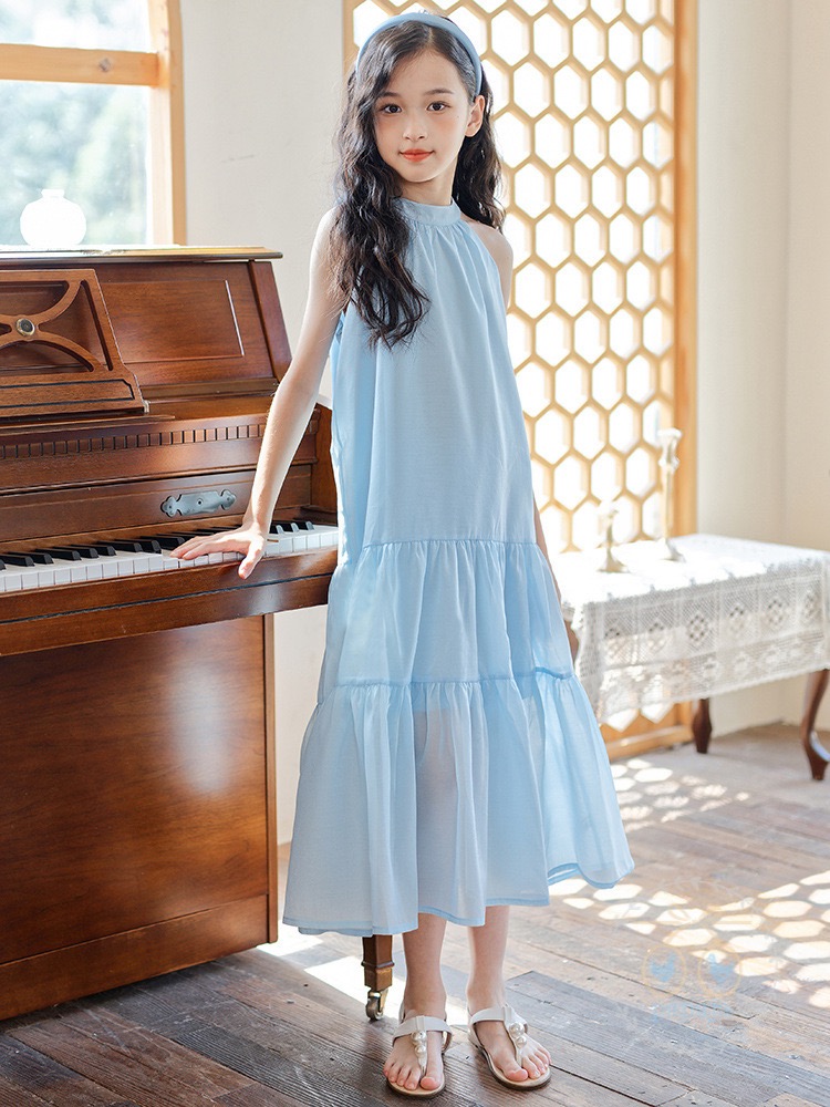 เดรสไหล่ล้ำสีฟ้าพาสเทล แต่งโบว์ที่ช่วงคอด้านหลัง