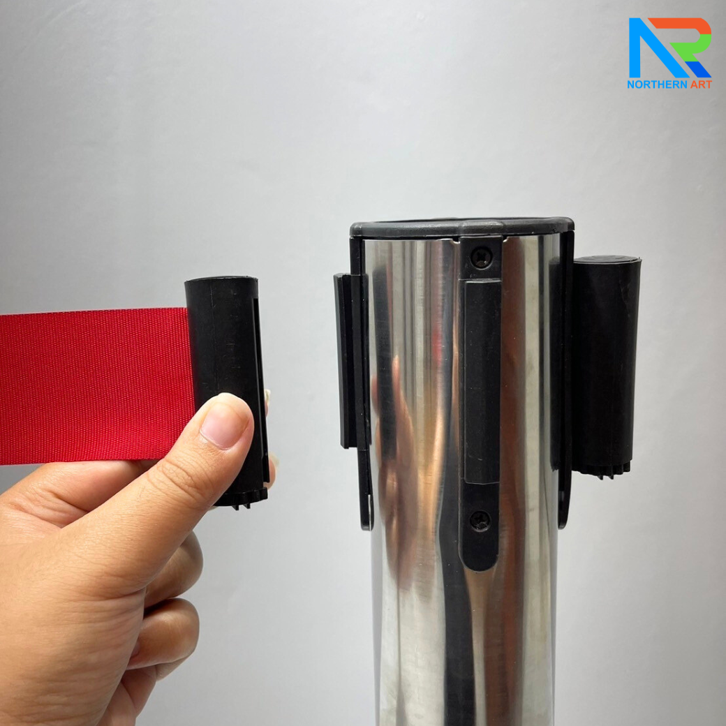 เสากั้นบริเขต สแตนเลส พร้อมสายผ้าดึงกลับอัตโนมัติ สีแดง ( ราคาต่อเสา )