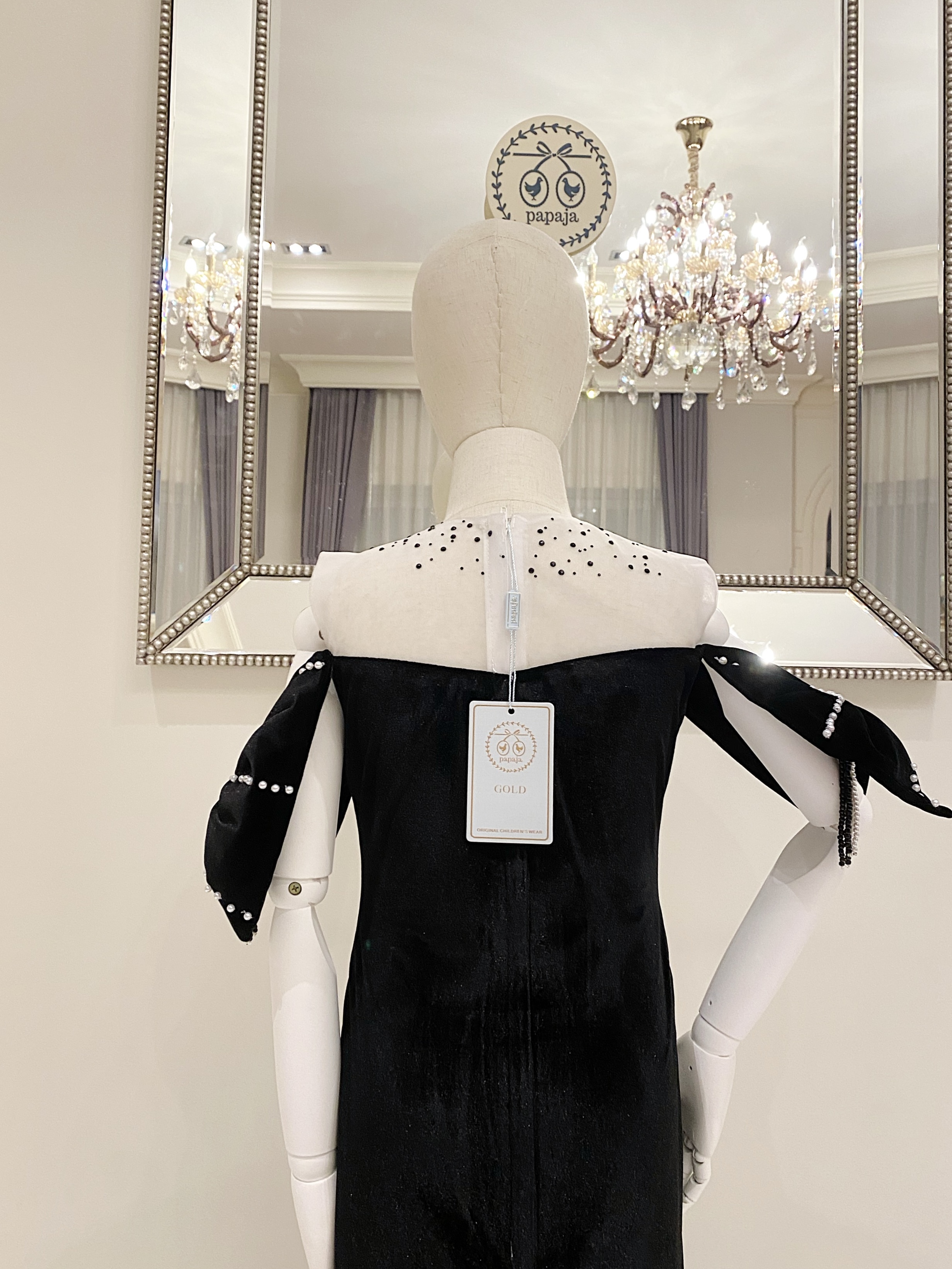 เดรสราตรียาวหางปลาสีดำแขนกุด ดีเทลประดับโบว์ที่ต้นแขน 2 ด้าน