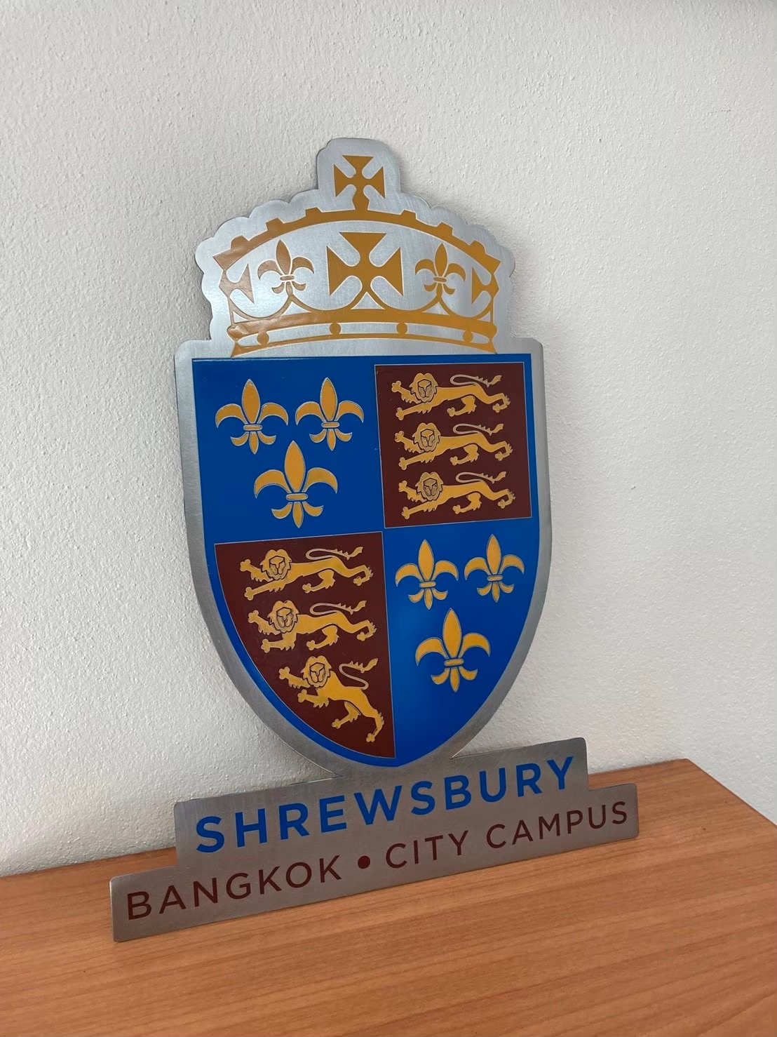 โลโก้โพเดียม โลโก้กัดกรด โลโก้หน่วยงาน ขนาด 20-25 ซม. กัดกรดสแตนเลสหนา 0.8 mm. สั่งผลิตตามแบบ