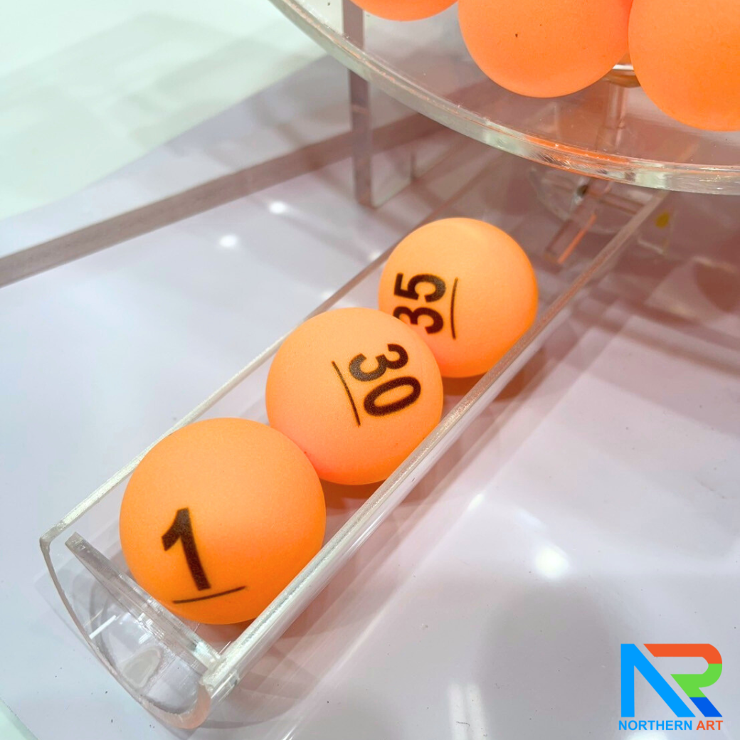 เกมส์จับฉลากมือหมุน ตั้งโต๊ะ ขนาด (W)31.5 X (L)35 X (H)38 cm. หมุนได้ 360 องศา พร้อมลูกบอลตัวเลข 1-60 จำนวน 60 ลูก