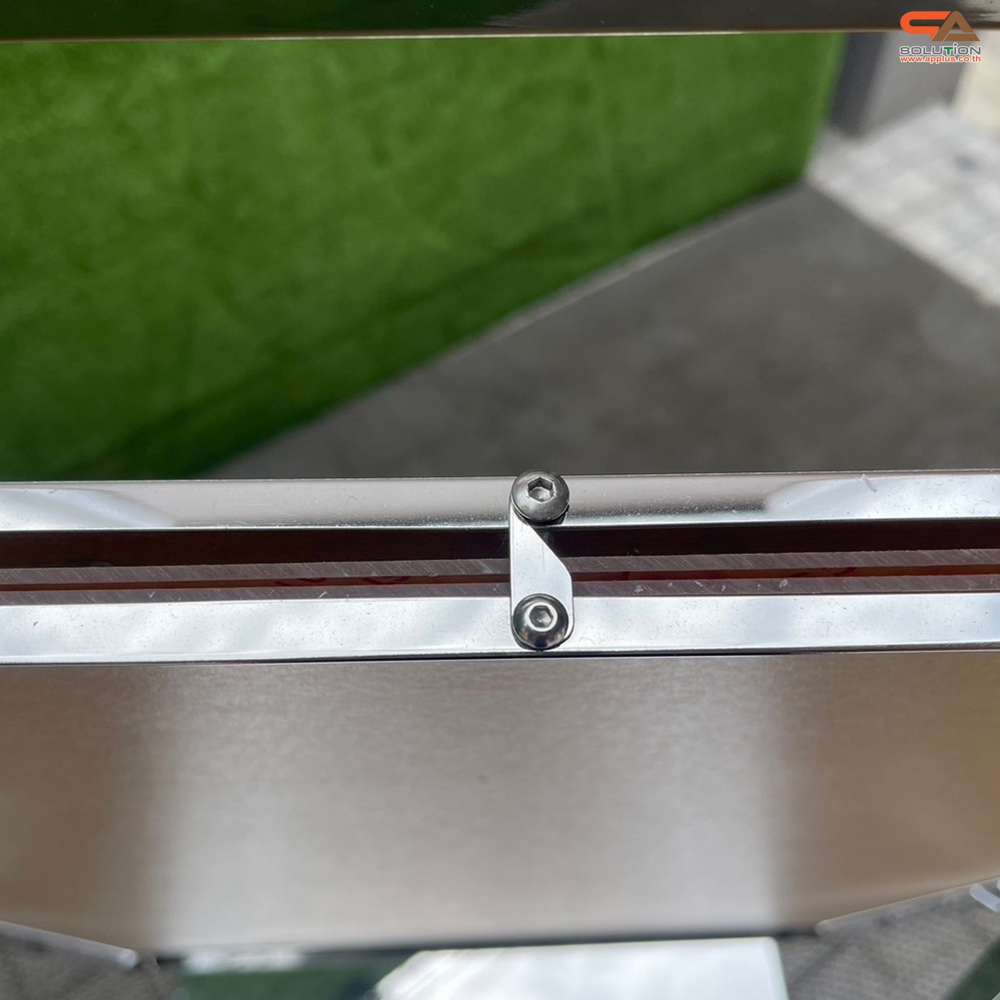 โปสเตอร์สแตนด์ สแตนเลส รุ่น 2 เฟรม หมุนได้ 360 องศา ขนาด 50×70 ซม สแตนเลสเกรด 304 ไม่เป็นสนิม โชว์งานพิมพ์ 2 ด้าน สอดงานพิมพ์ด้านบน