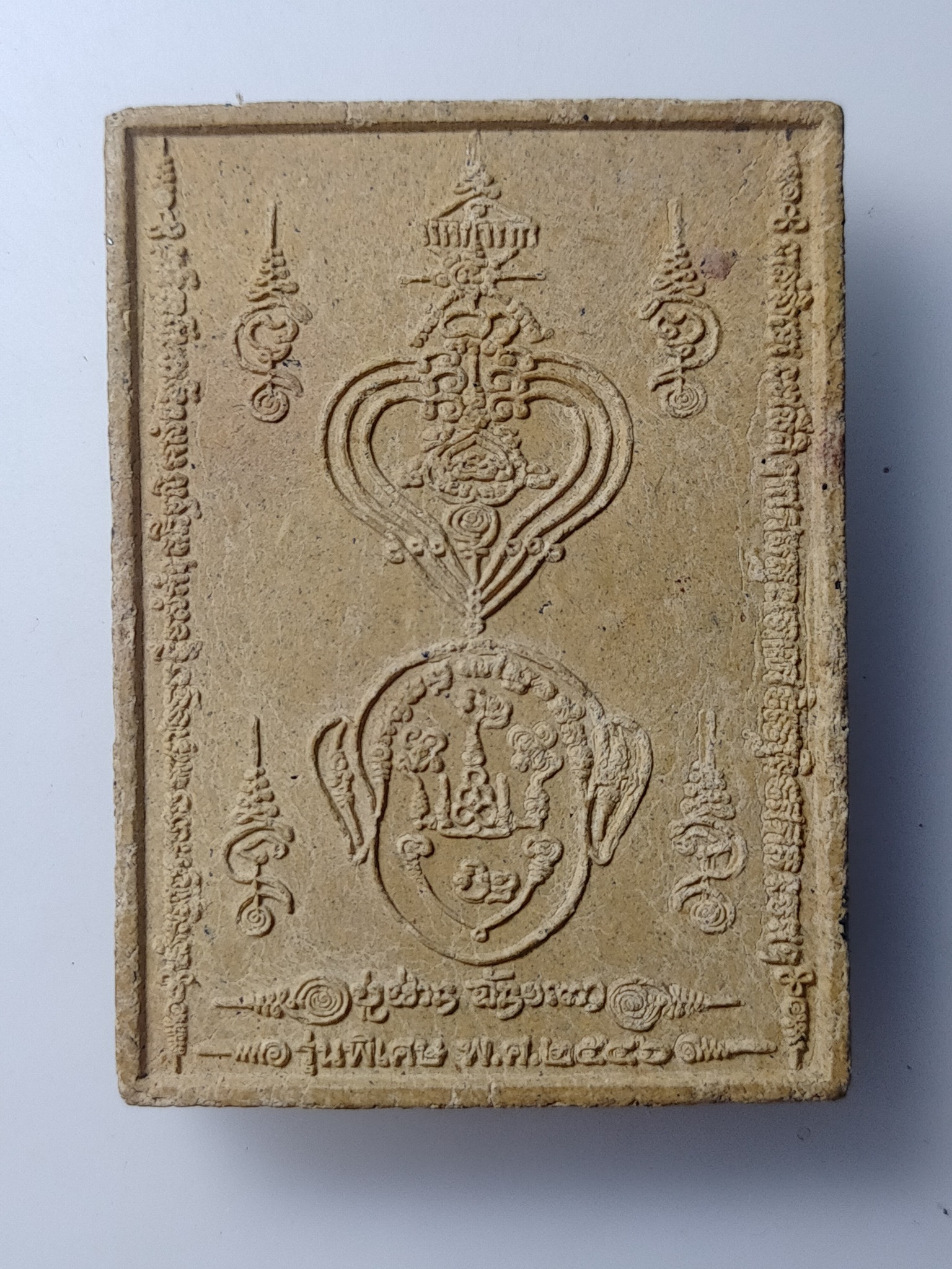 H587 สำนักสงฆ์ศาลาเขียว จ.ชลบุรี รุ่นพิเศษ ปี2556 พระผงยันต์แปดทิศ หลวงปู่ผ่าน ฉันทโก วัดป่าศาลาเขียว จ.ชลบุรี พิมพ์ใหญ่ รุ่นแรก