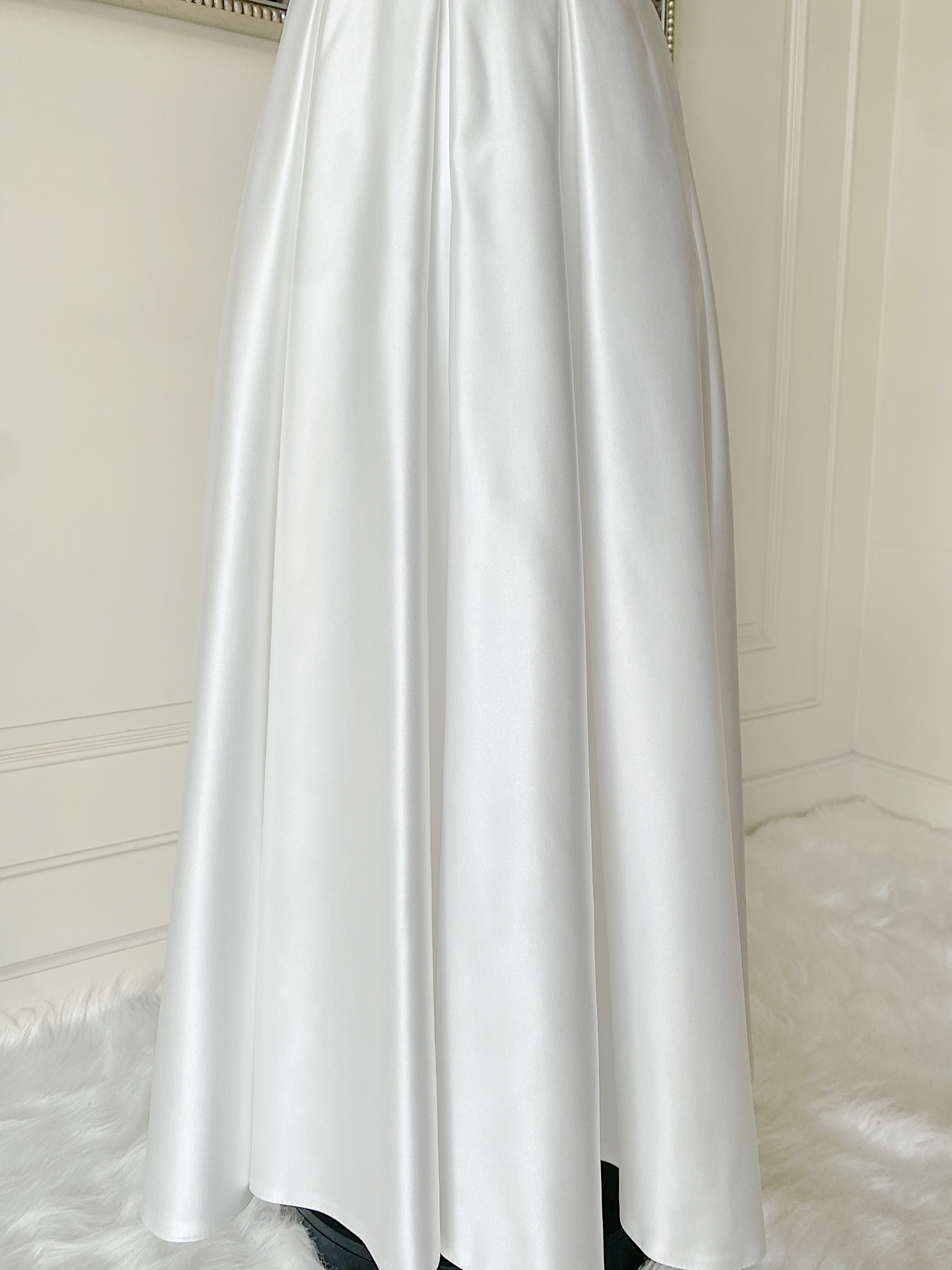 เดรสราตรียาวสีขาวออฟไวท์ แขนกุด ทรงเรียบหรูมินิมอล (งานไฮพรีเมี่ยม) ดีเทลประดับโบว์เล็กๆ ช่วงเอว