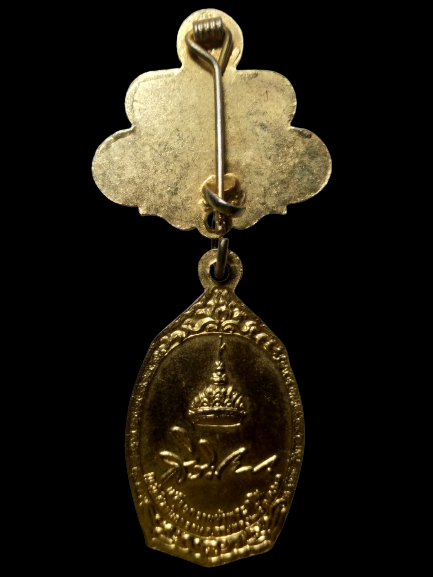 E200 เหรียญติดเข็มกลัด สมเด็จพระเทพ หลัง สิรินธร เสด็จตัดลูกนิมิตและพระราชทานธงลูกเสือชาวบ้าน จ.ชัยนาท ปี2523