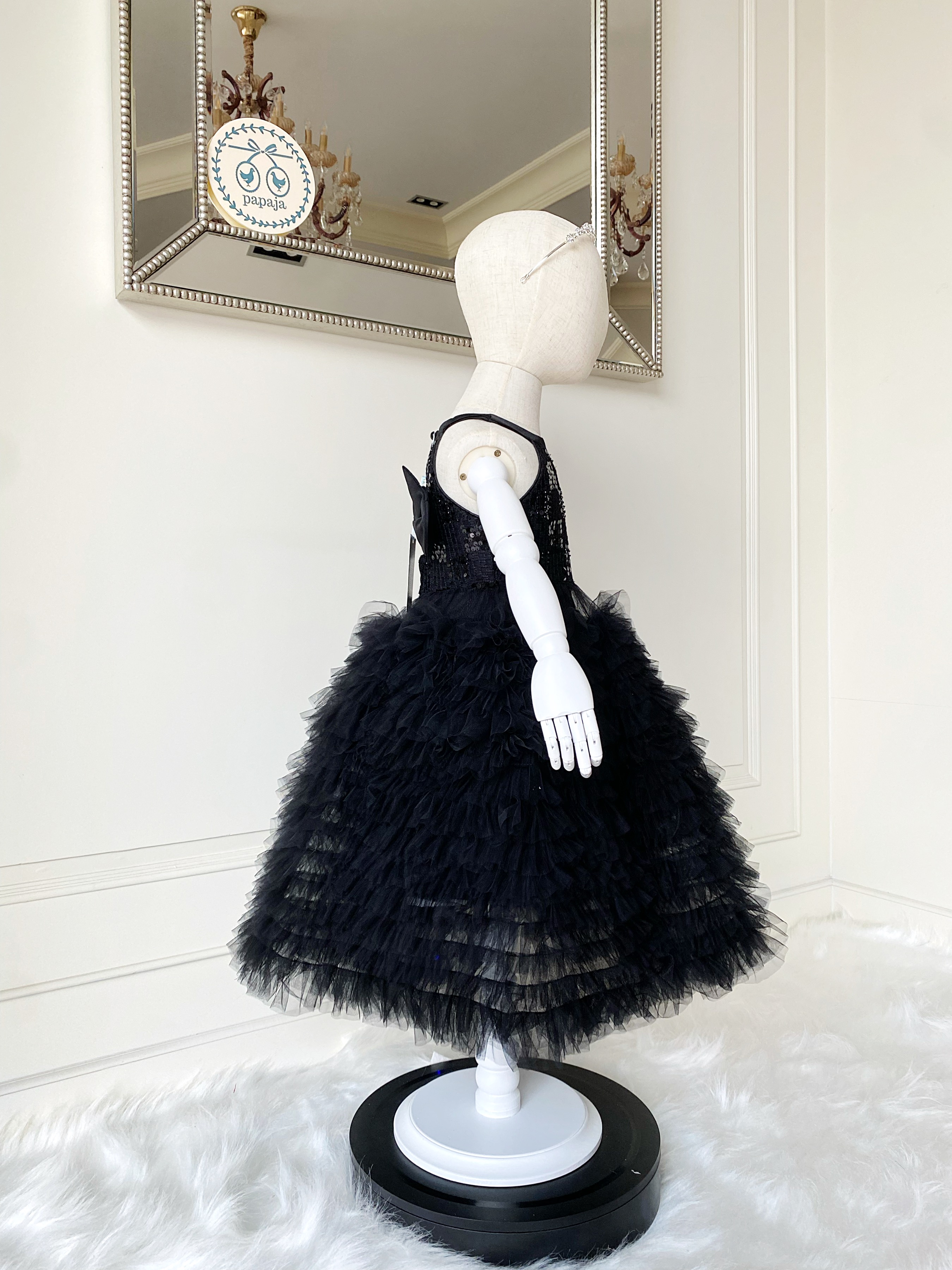 เดรสราตรียาวสี่ส่วนสีดำแขนกุก ดีเทลหลังเว้าประดับโบว์ กระโปรงจับเดรปฟูน่ารัก