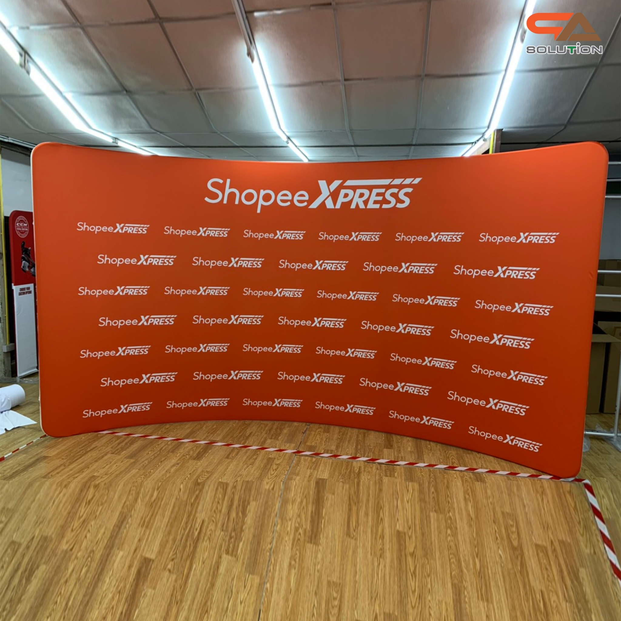 แบคดรอปผ้า Fabric Backdrop รุ่น Curved wall รุ่นโค้ง ขนาด (W)243.8-596 x (H)228 cm.โครงอะลูมิเนียม ถอดประกอบได้ พร้อมกระเป๋าใส่อุปกรณ์ 1 ใบ