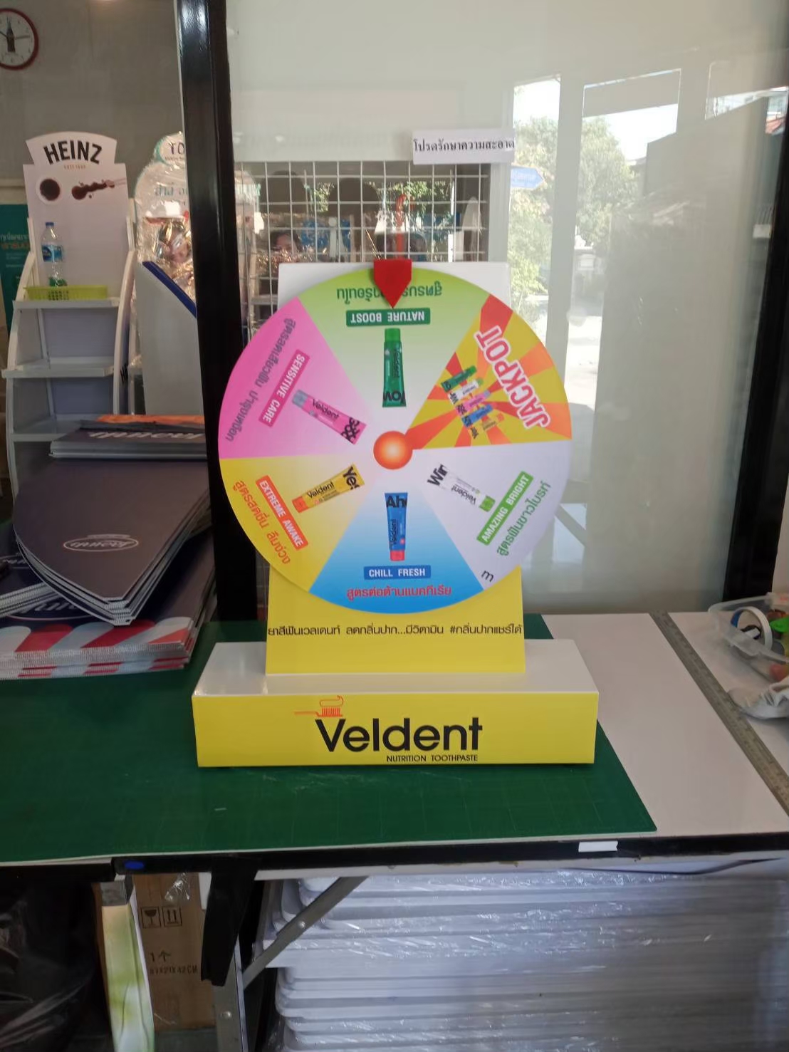 เกมส์วงล้อตั้งโต๊ะ รุ่นเหล็ก ขนาดวงล้อ 40 ซม. สูง 60 cm. สีขาว พร้อมงานพิมพ์สติ๊กเกอร์ ออกแบบได้ตามความต้องการ