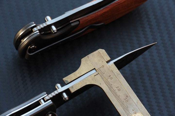 มีดพับด้ามไม้ลายเขากวาง BROWNING SAMBAR DEER KNIFE.