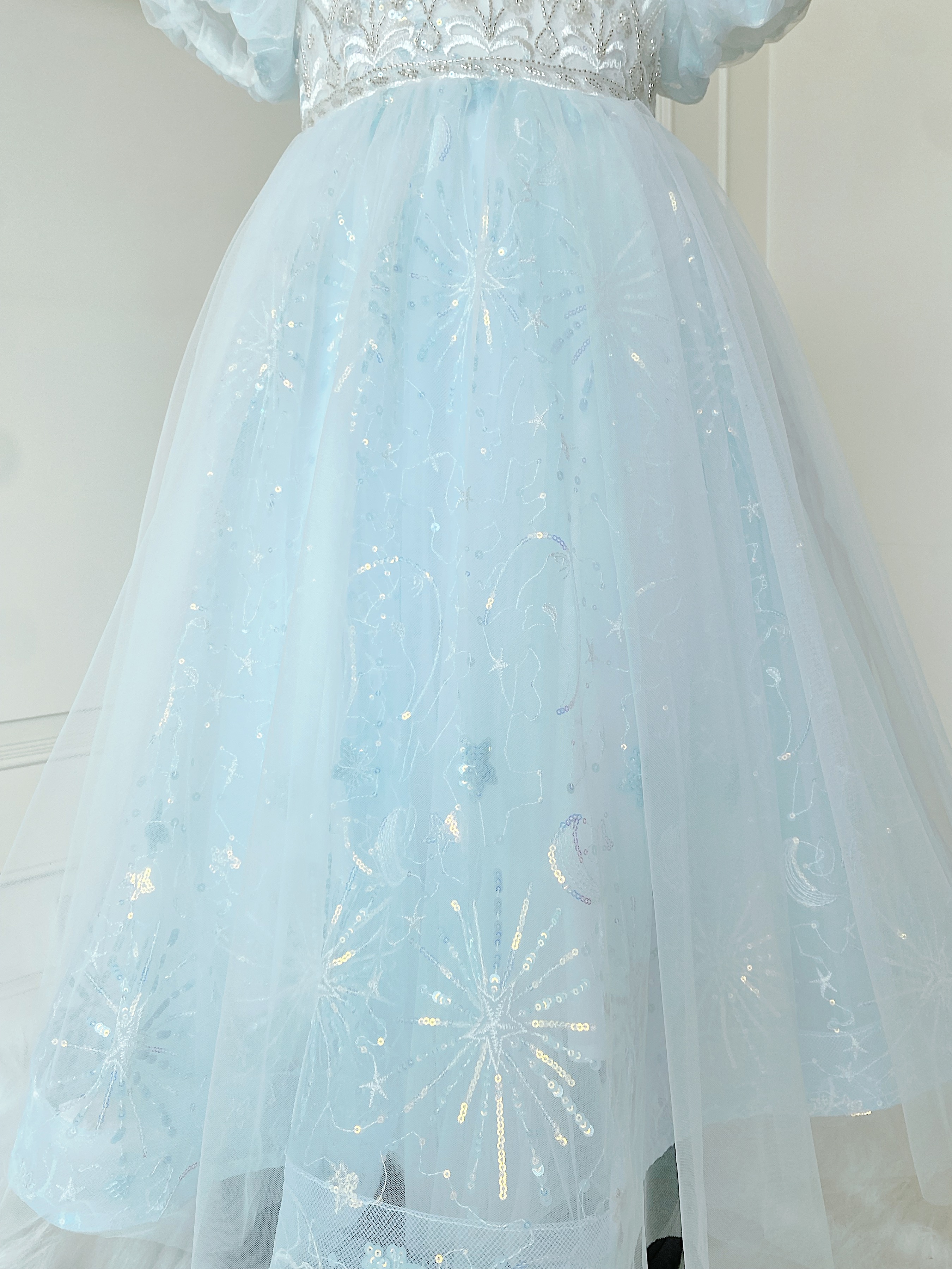 ชุดเจ้าหญิงเอลซ่าแขนตุ๊กตาสีขาว รุ่นไฮพรีเมี่ยม ดีเทลปักลายวิจิตรปราณีตบนอก