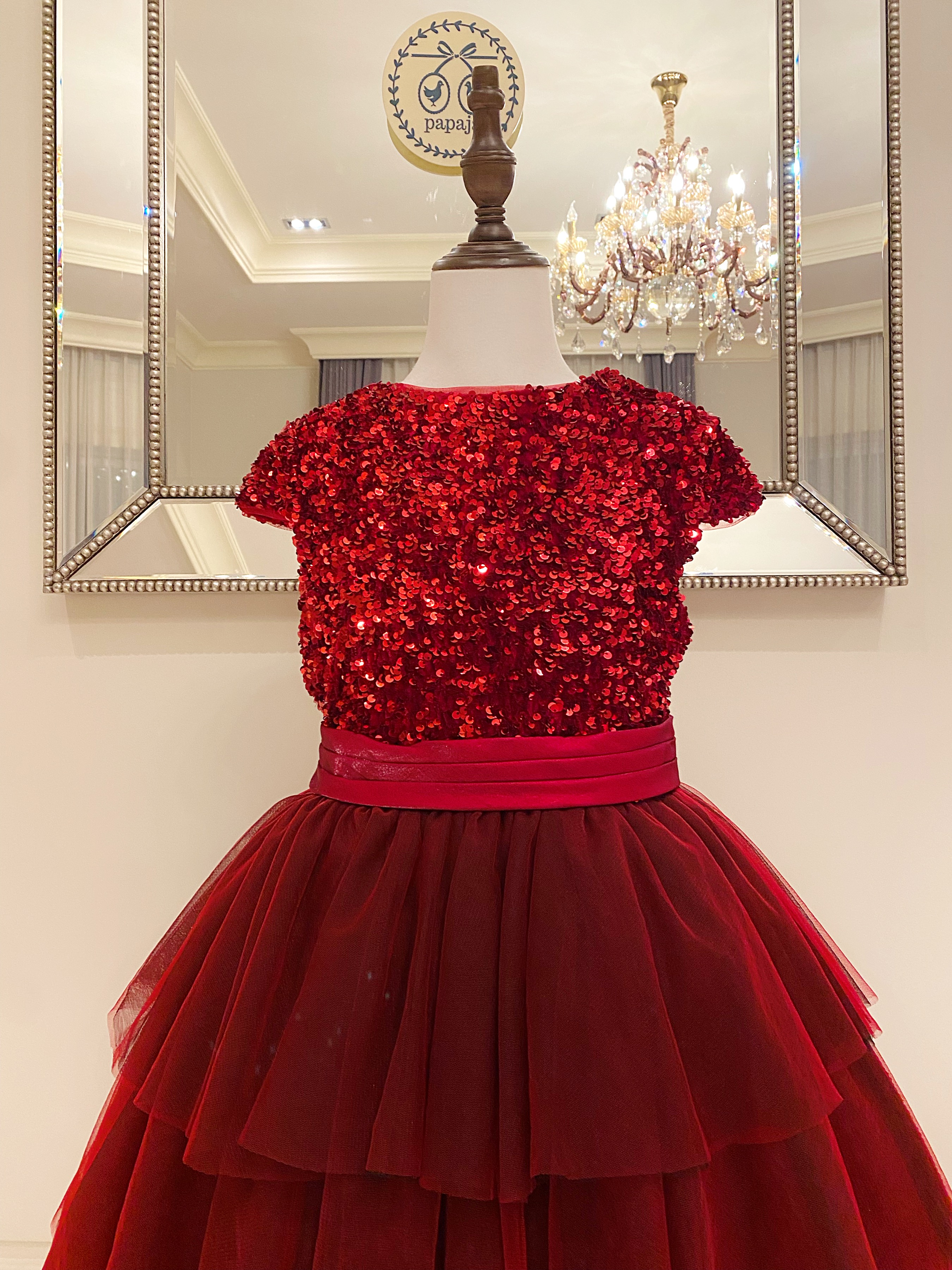 เดรสราตรีสั้นสีแดงแขนสั้น (งานไฮพรีเมี่ยม) ดีเทลปักเลื่อมด้านบน กระโปรงระบาย 3 ชั้น