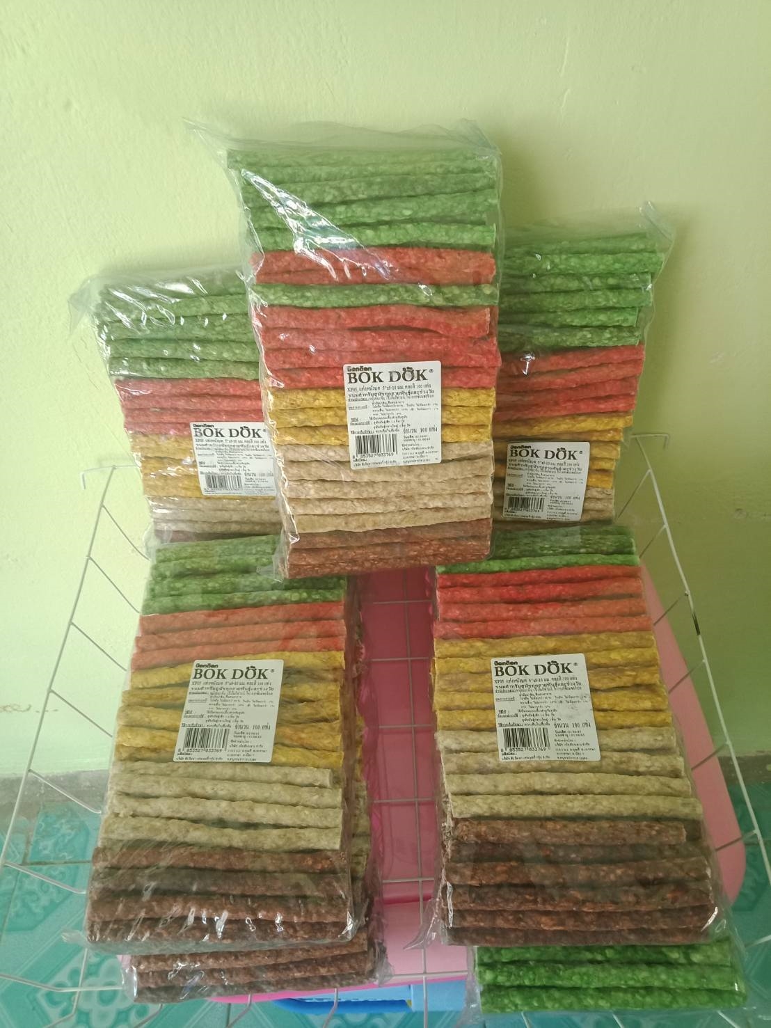 หนังบดอัดแท่ง ขนมทานเล่นสำหรับน้องหมา 1 แพ๊กมี 100 ชิ้น ขายปลีก แท่งละ 2 บาท ซื้อยกแพ๊กราคาเพียง 150 บาท/100 แท่ง (เฉลี่ยแท่งละ 1.5 บาท) #ร้านpetcare #petcareนางรอง #ร้านรักสัตว์ #ร้านรักสัตว์นางรอง #ร้านpetcareรักสัตว์ เป็นร้านสาขา อ.นางรองบ้านเราค่ะ ดูแ