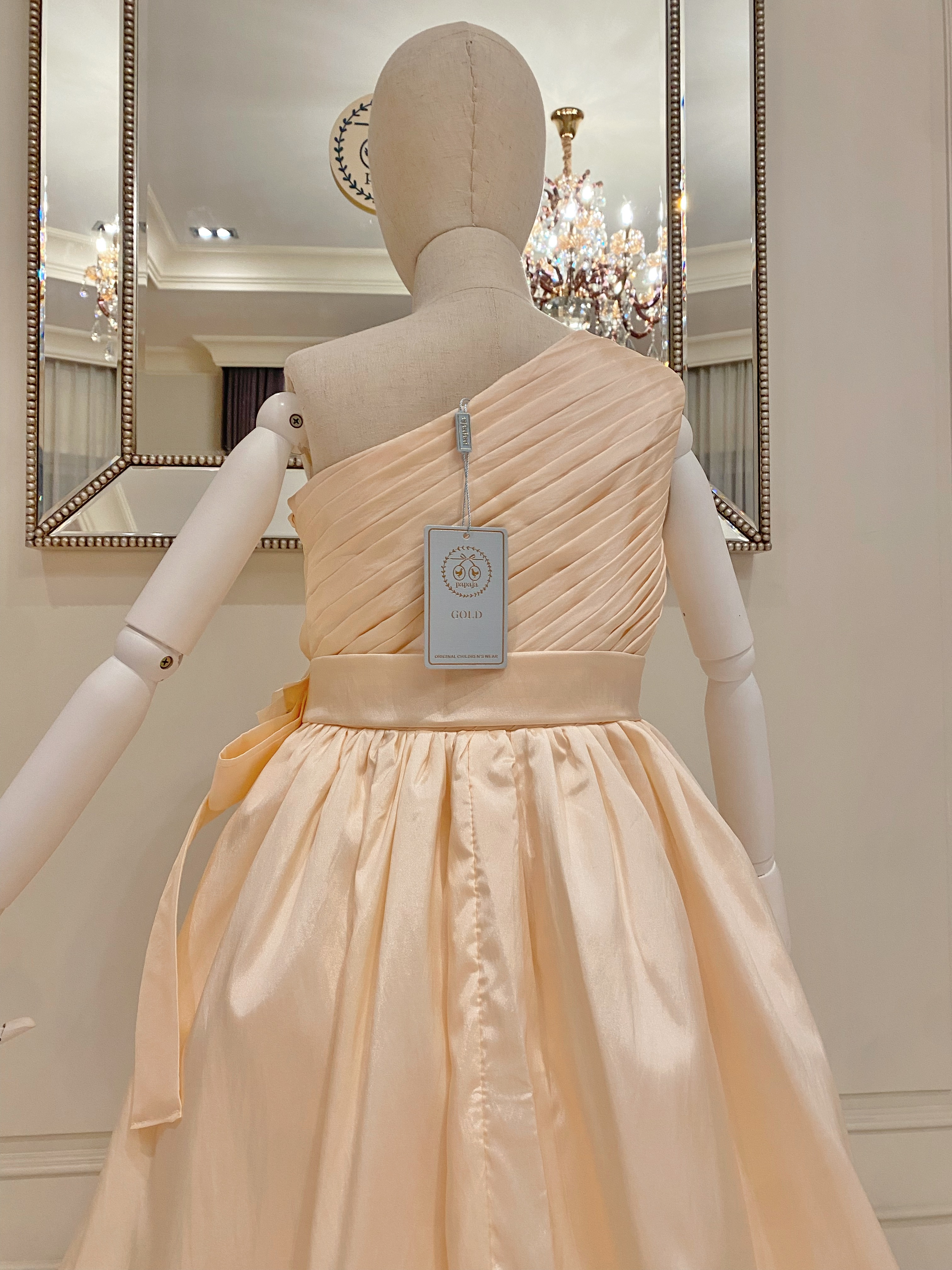 เดรสออกงานราตรียาวไหล่เดียวสีแชมเปญ (งานไฮพรีเมี่ยม) ดีเทลจับเดรปกระโปรงบานยาวแบบหางปลา