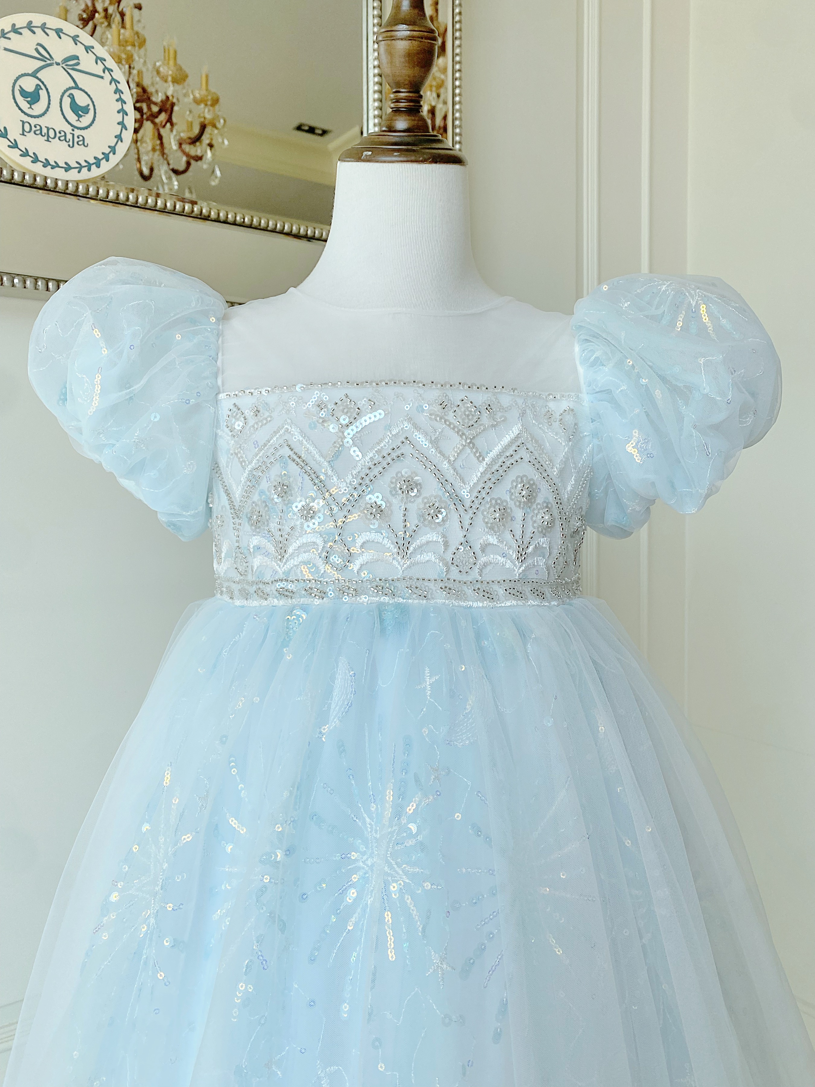 ชุดเจ้าหญิงเอลซ่าแขนตุ๊กตาสีขาว รุ่นไฮพรีเมี่ยม ดีเทลปักลายวิจิตรปราณีตบนอก