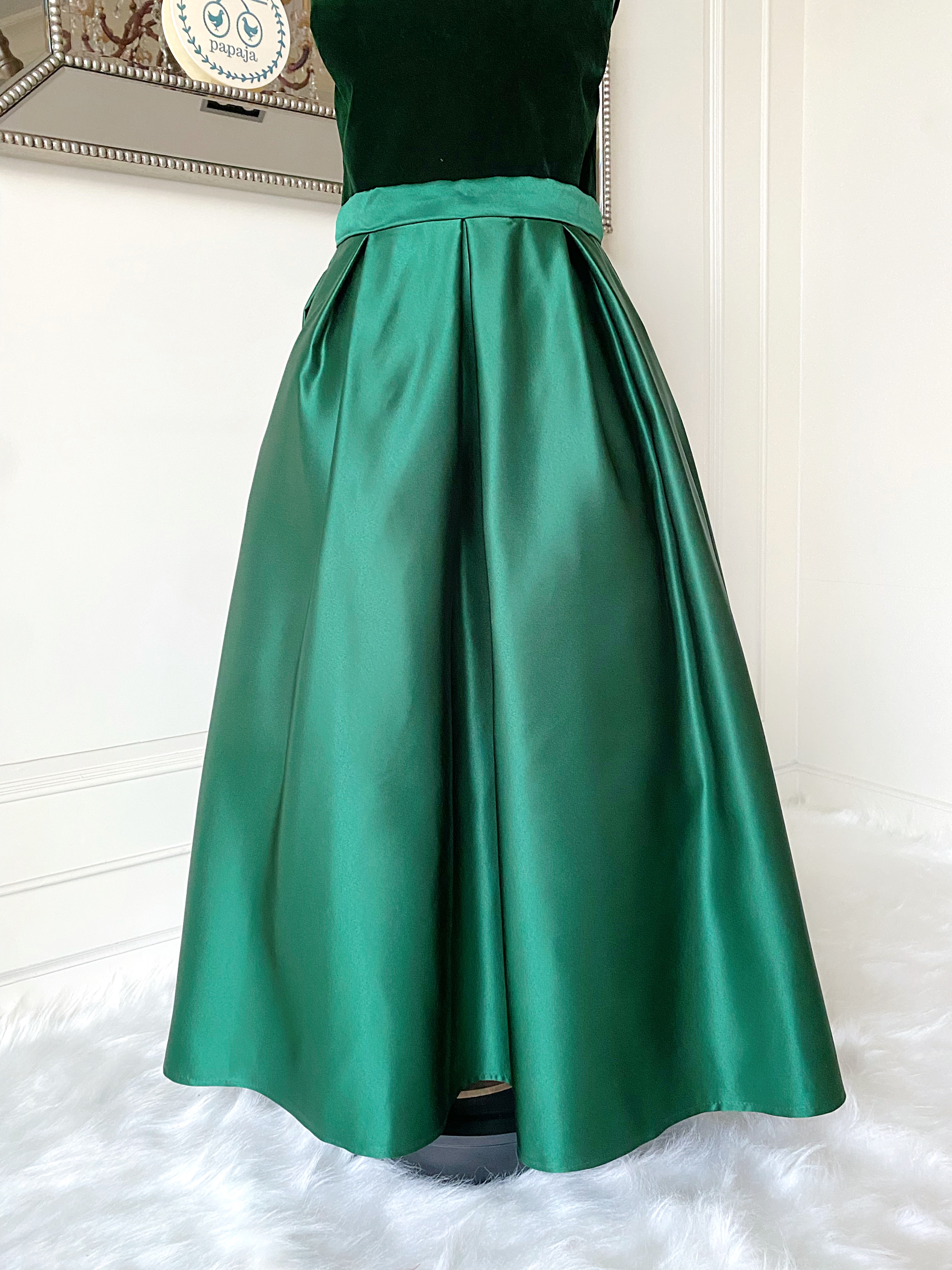 เดรสราตรียาวสีเขียวแขนกุด สีเขียวสวยผู้ดีมาก ดีเทลกำมะหยี่ตัดกับช่วงล่างผ้าซาติน ด้านหลังมีโบว์