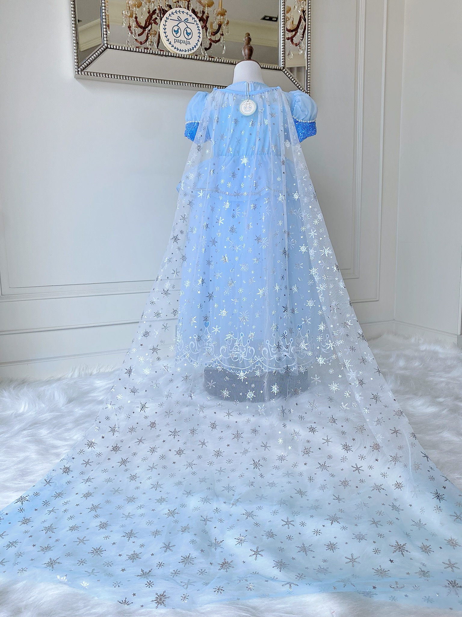 ชุดเจ้าหญิงเจ้าหญิงเอลซ่า รุ่นแขนตุ๊กตา ดีไซส์โบว์กลางอก ปักมุก พร้อมผ้าคลุมถอดออกได้