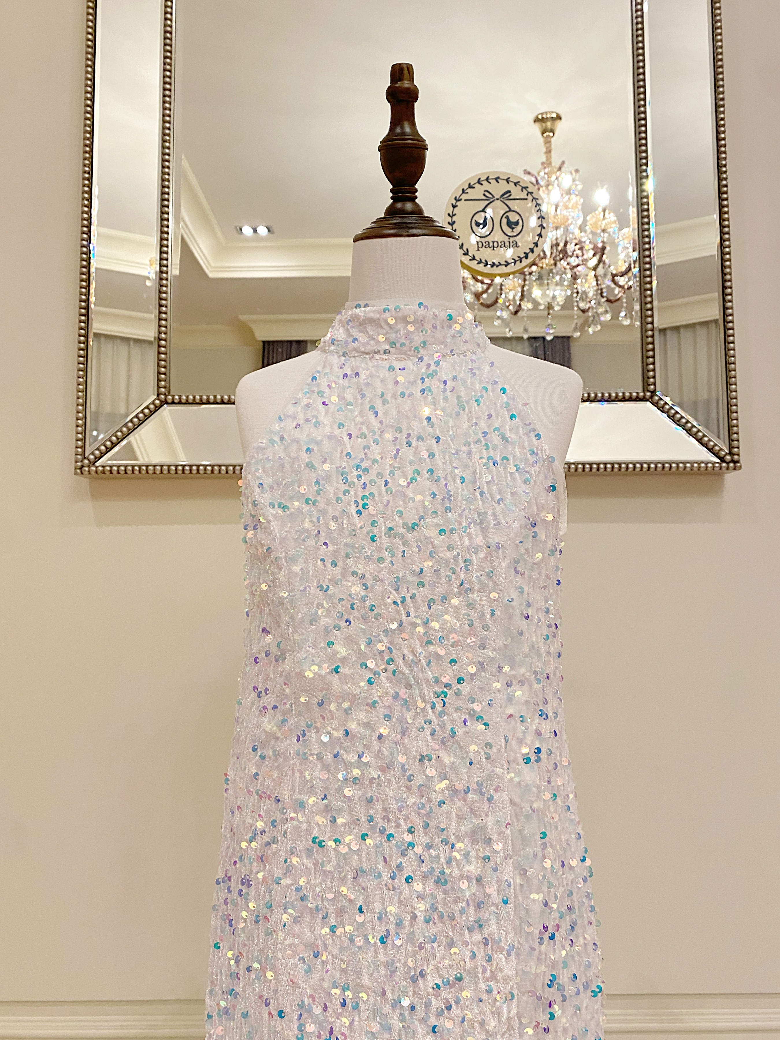 เดรสออกงานราตรียาวทรงหางปลา ไหล่ล้ำ สีขาวเหลือบสีโอปอล ผ้าปักเลื่ยมทั้งชุด ดีเทลผ่าข้าง