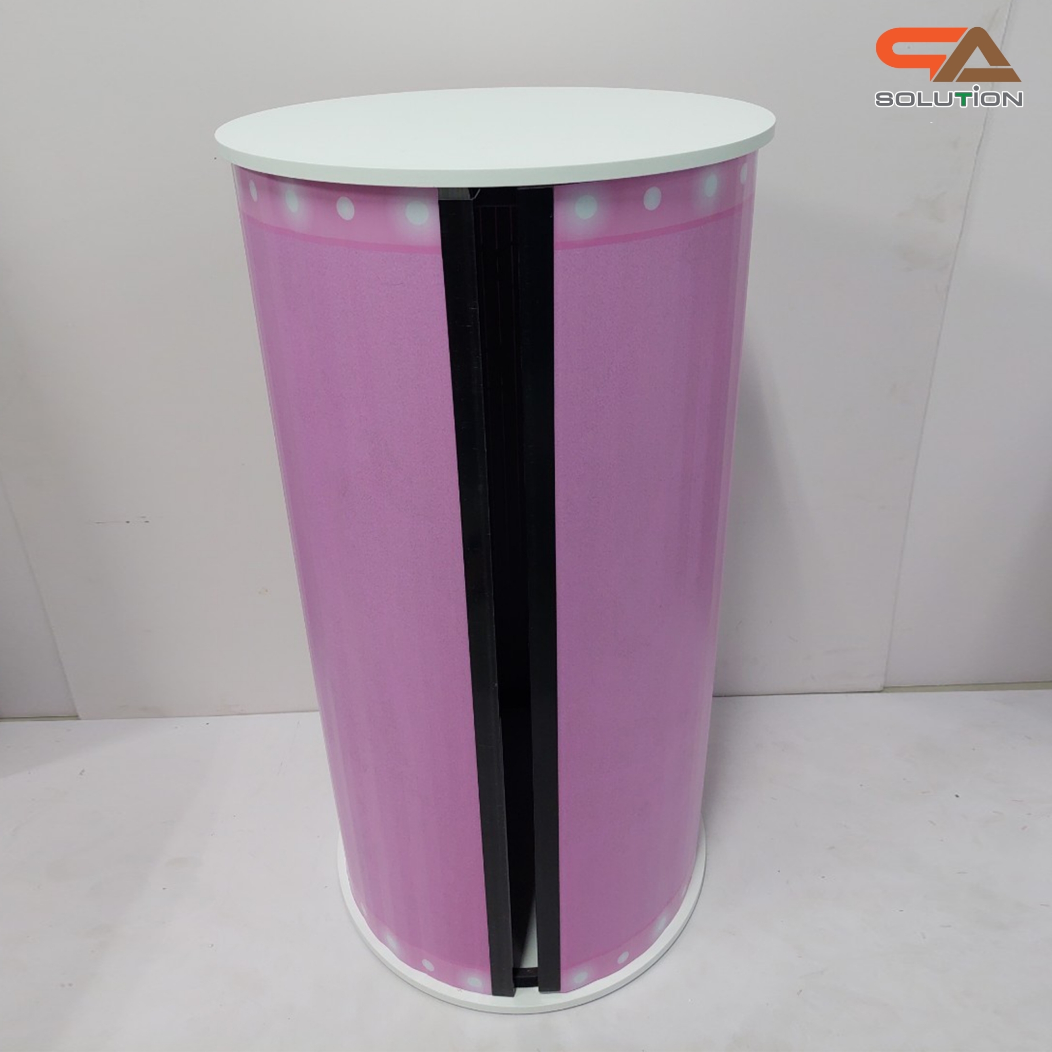 เคาน์เตอร์ออกบูธ ทรงกลม TOPไม้สีขาว (W)50 x (H)94.5 cm. ถอดประกอบได้ เคลื่อนย้ายสะดวก พร้อมกระเป๋าสีดำ 1 ใบ