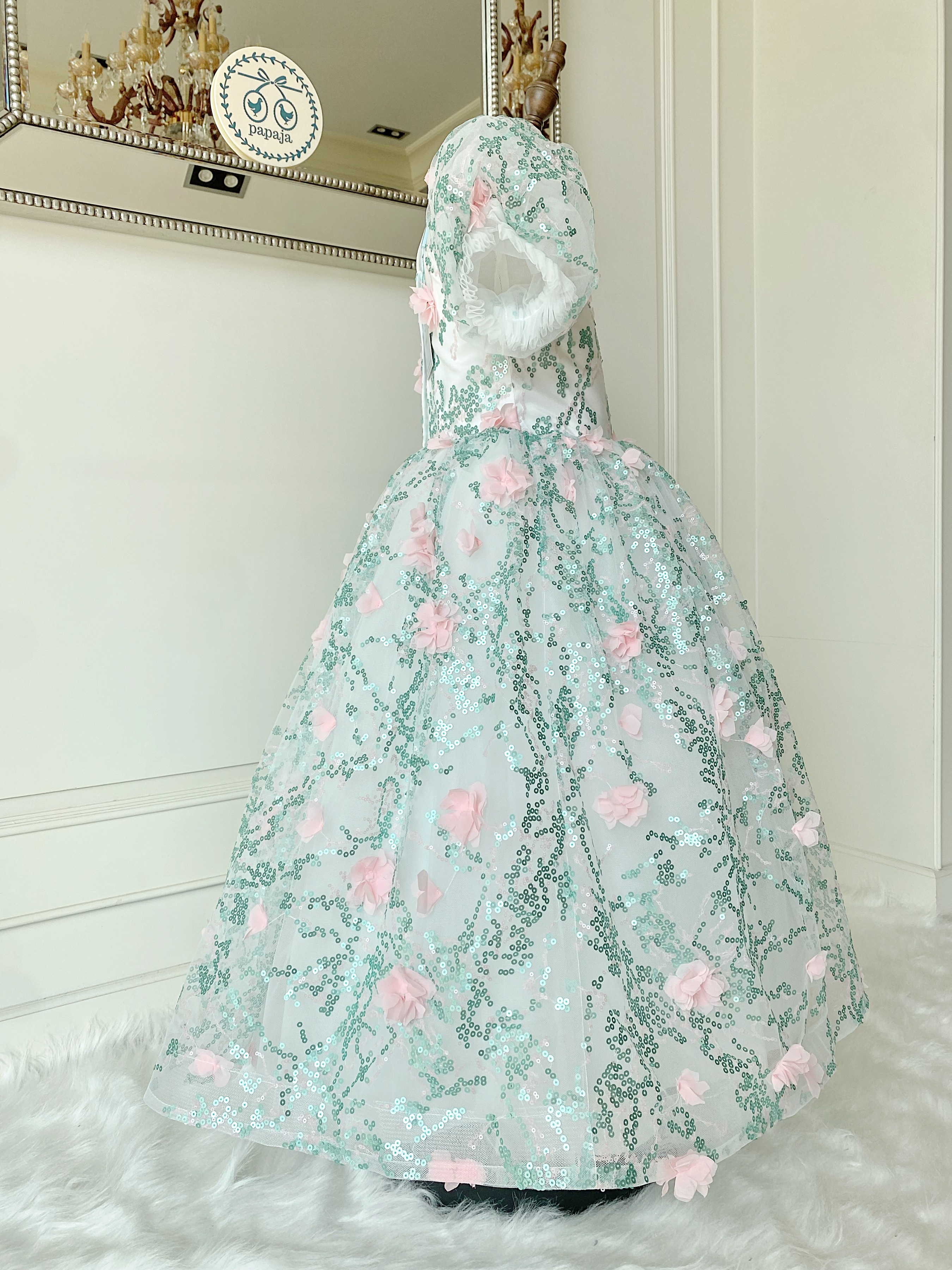 เดรสออกงานราตรียาวแขนตุ๊กตาสีขาวปักลายเถาวัลย์และดอกไม้ 3D สีชมพูอ่อน