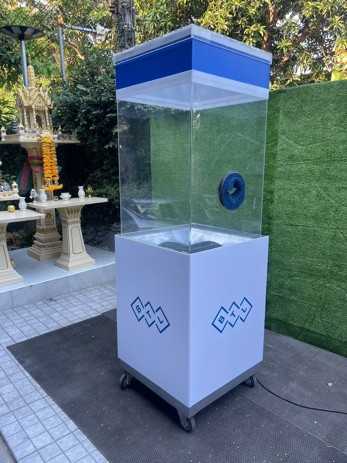 เช่าเกมส์ตู้ลม เช่าตู้ลมจับรางวัล (W)70 x (L)70 X (H)176 cm.พร้อมงานพิมพ์สติ๊กเกอร์ ไม่รวมบอลโฟม