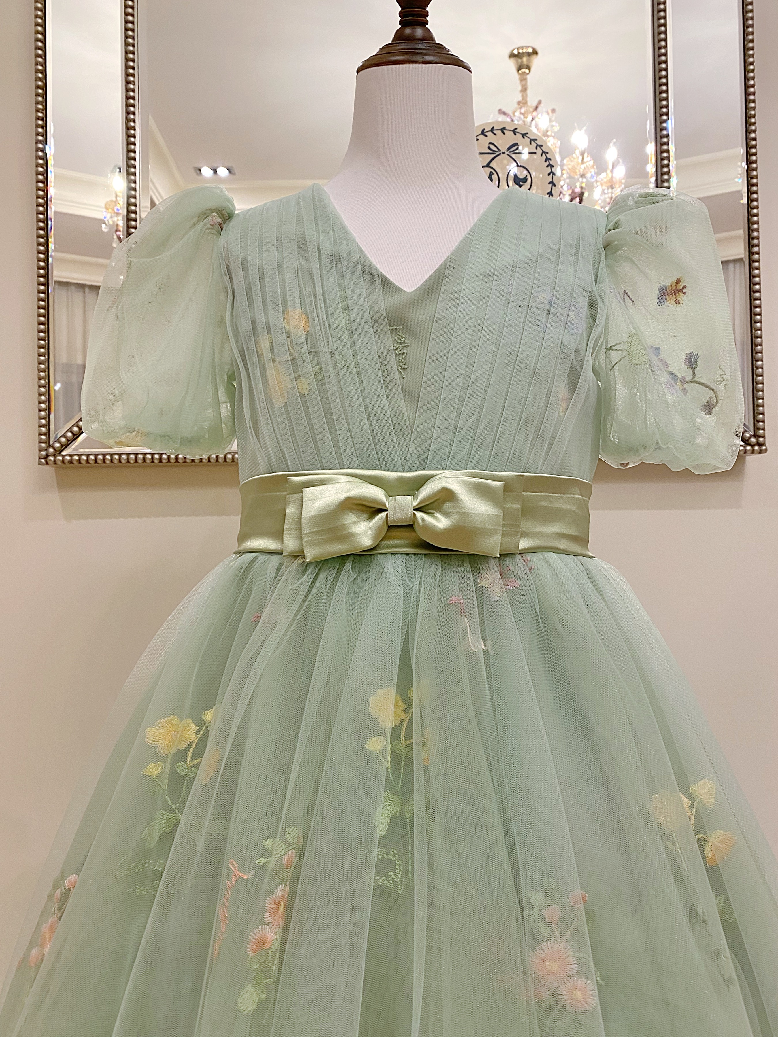 เดรสออกงานราตรียาวแขนตุ๊กตา สีเขียวพาสเทล ปักลายดอกไม้นานาพรรณหลากสี ดีเทลประดับโบว์ที่ช่วงเอว