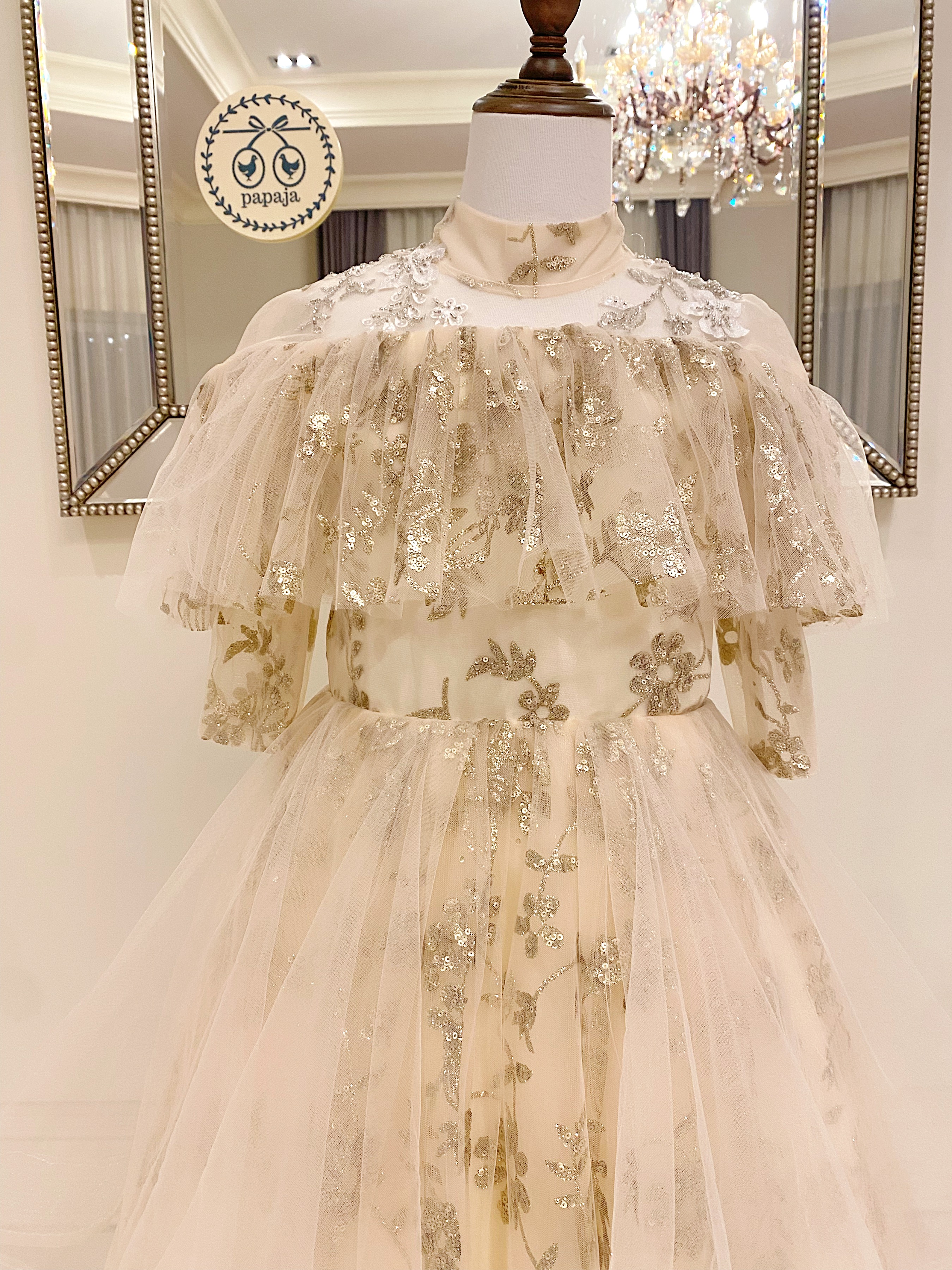 เดรสออกงานราตรียาวแขนสี่ส่วนผ้าลูกไม้สีเบจทองหรูหราผู้ดี ดีเทลไหล่เว้า